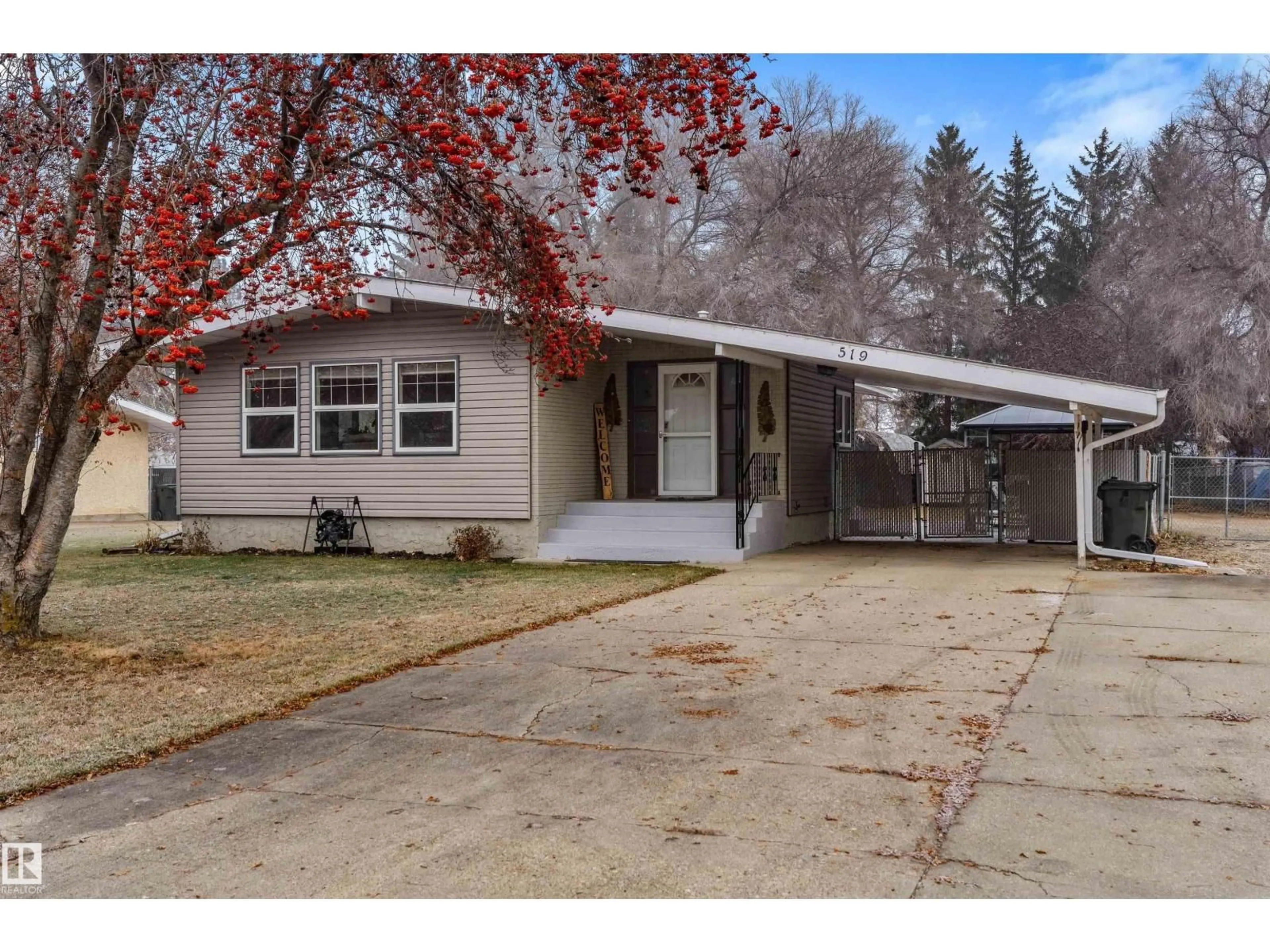 Home with vinyl exterior material, street for 519 MCLEOD AV, Spruce Grove Alberta T7X3A3