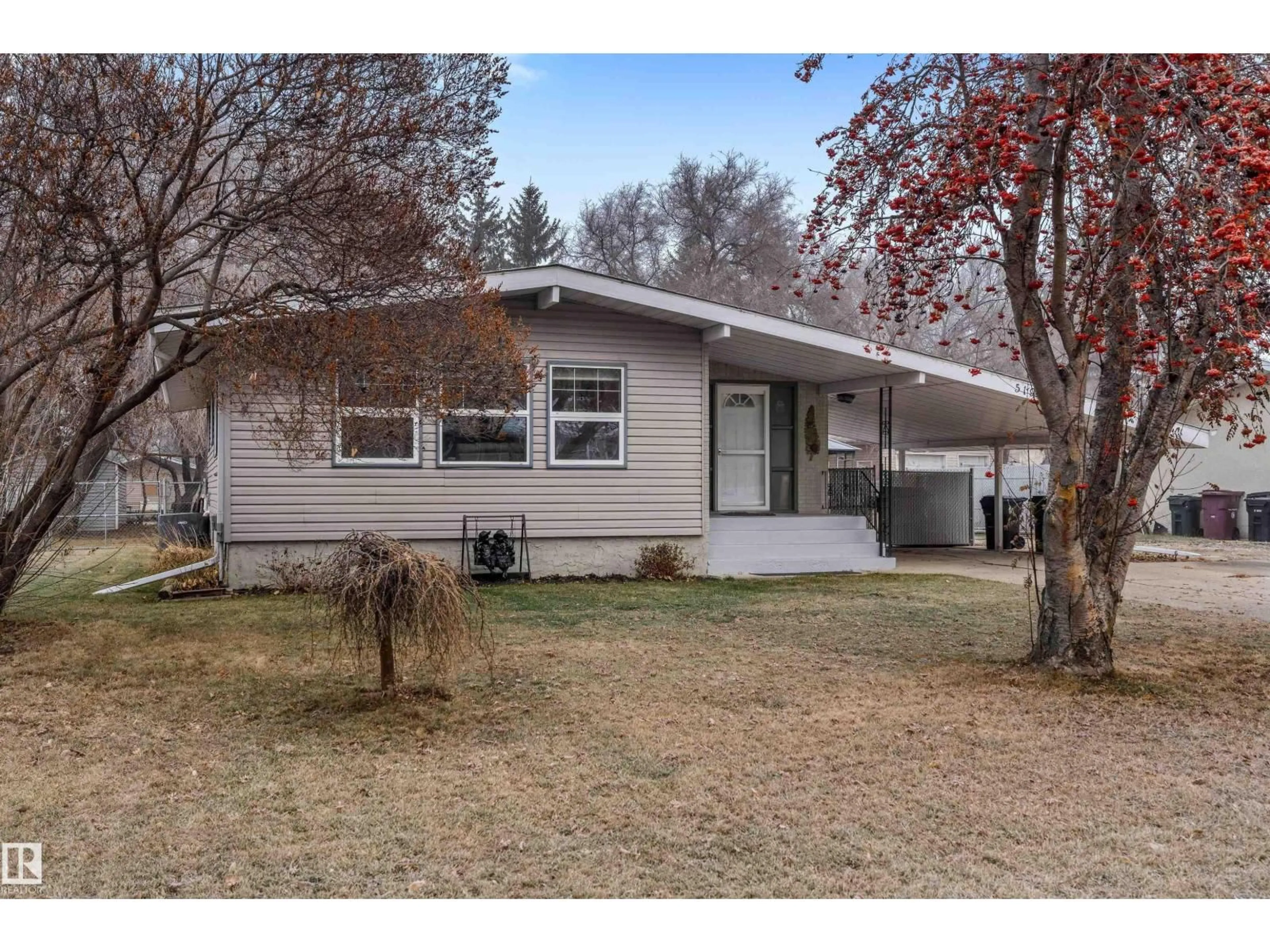 Home with vinyl exterior material, street for 519 MCLEOD AV, Spruce Grove Alberta T7X3A3