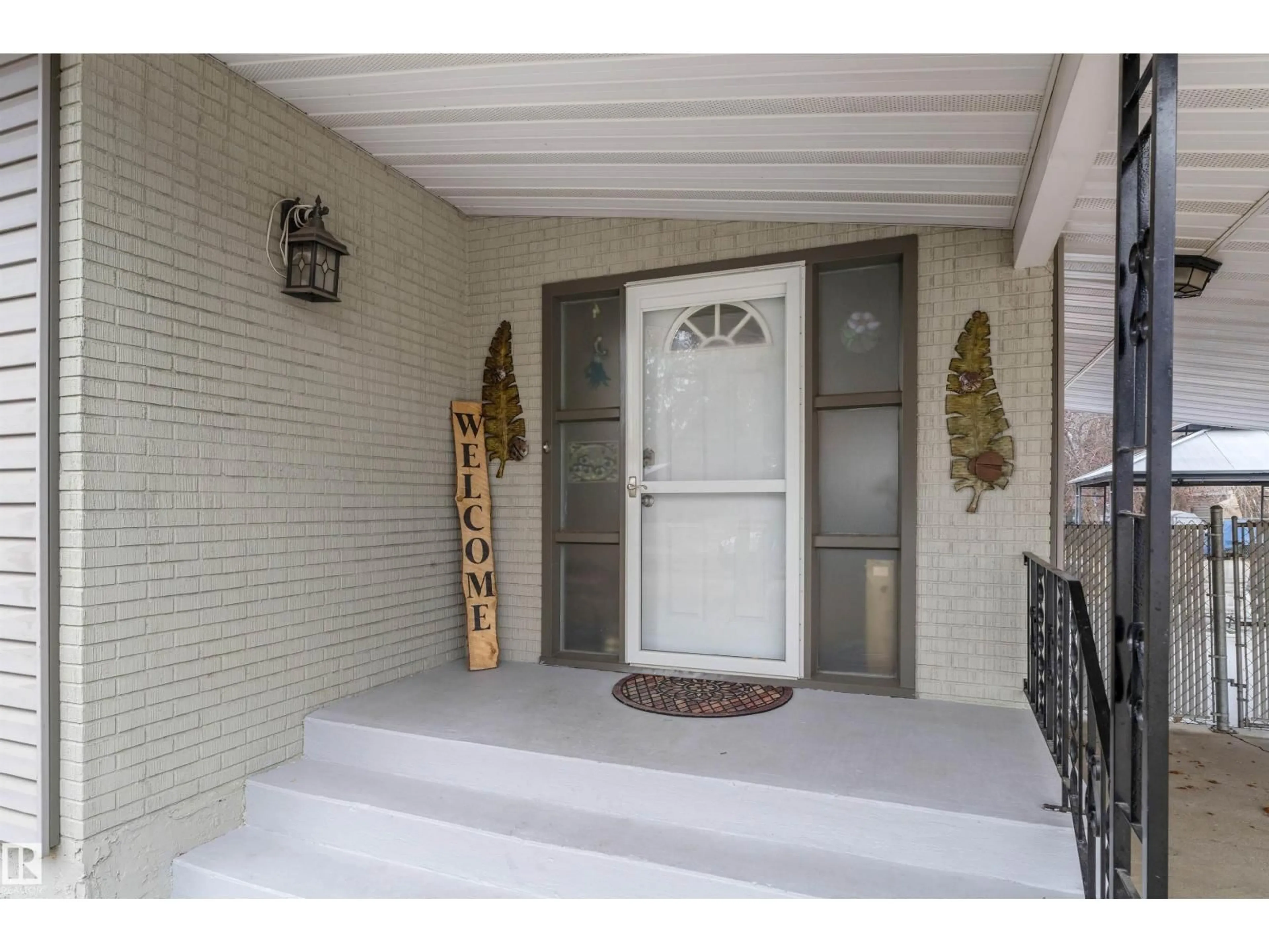 Indoor entryway for 519 MCLEOD AV, Spruce Grove Alberta T7X3A3