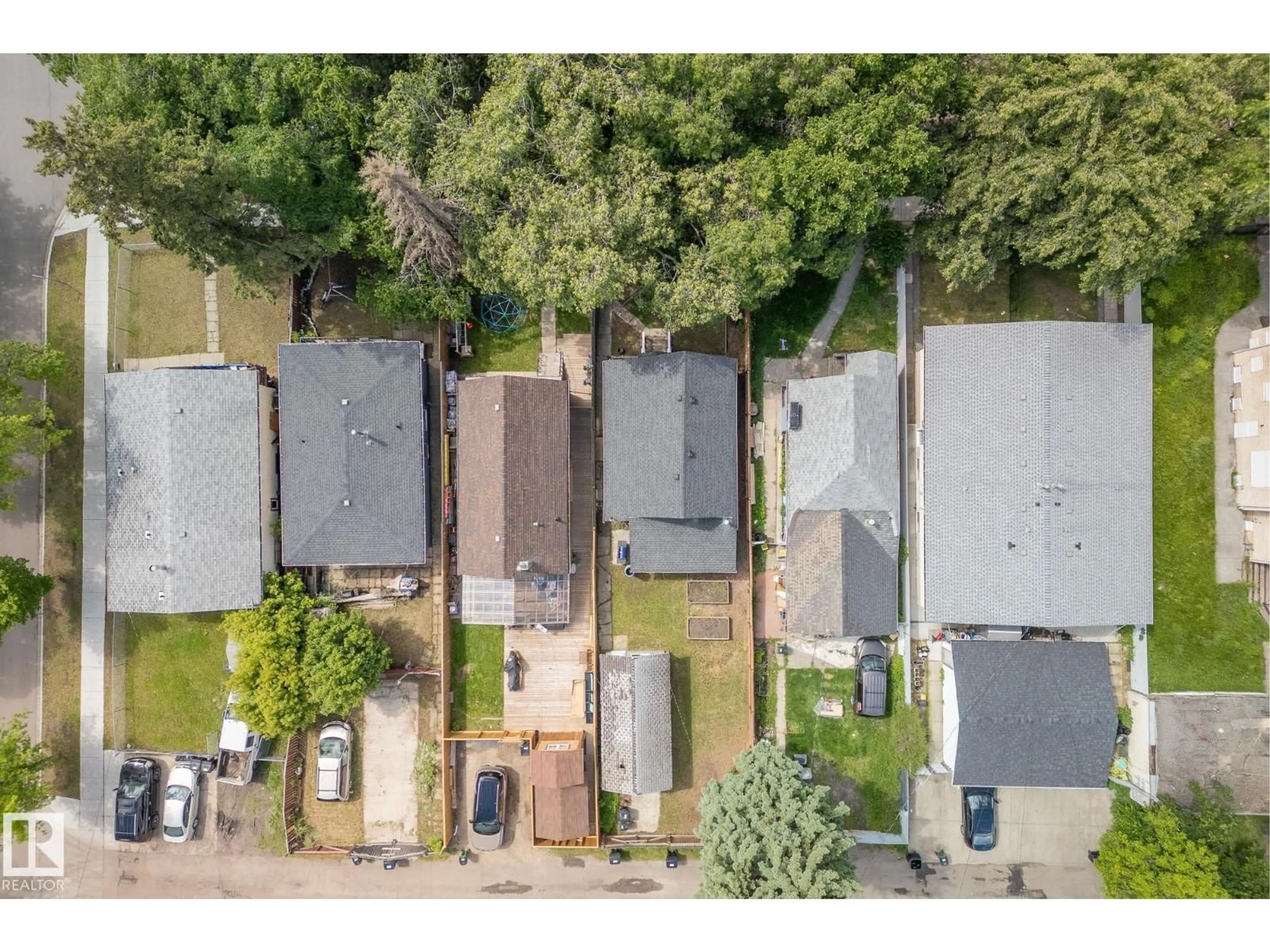 A pic from outside/outdoor area/front of a property/back of a property/a pic from drone, street for NW - 11211 93 ST, Edmonton Alberta T5G1B9