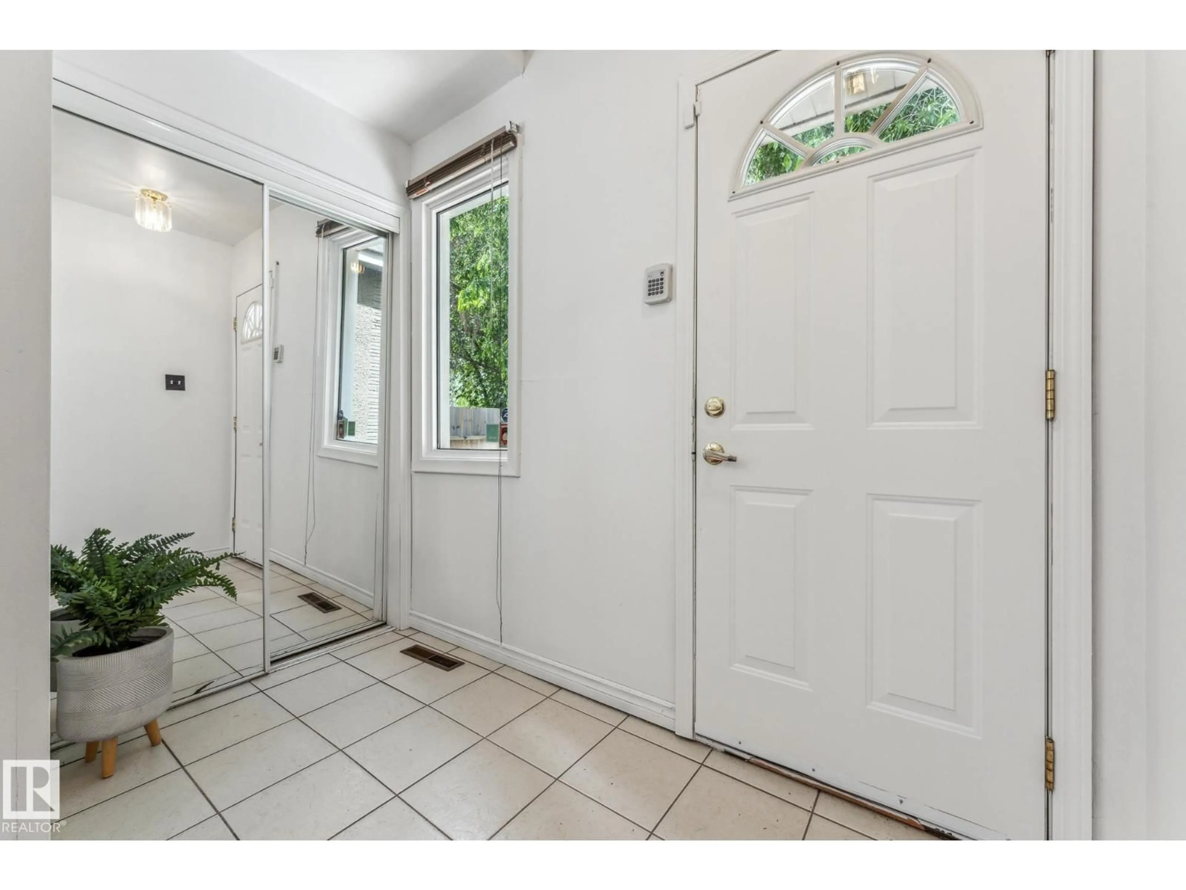 Indoor entryway for NW - 11211 93 ST, Edmonton Alberta T5G1B9