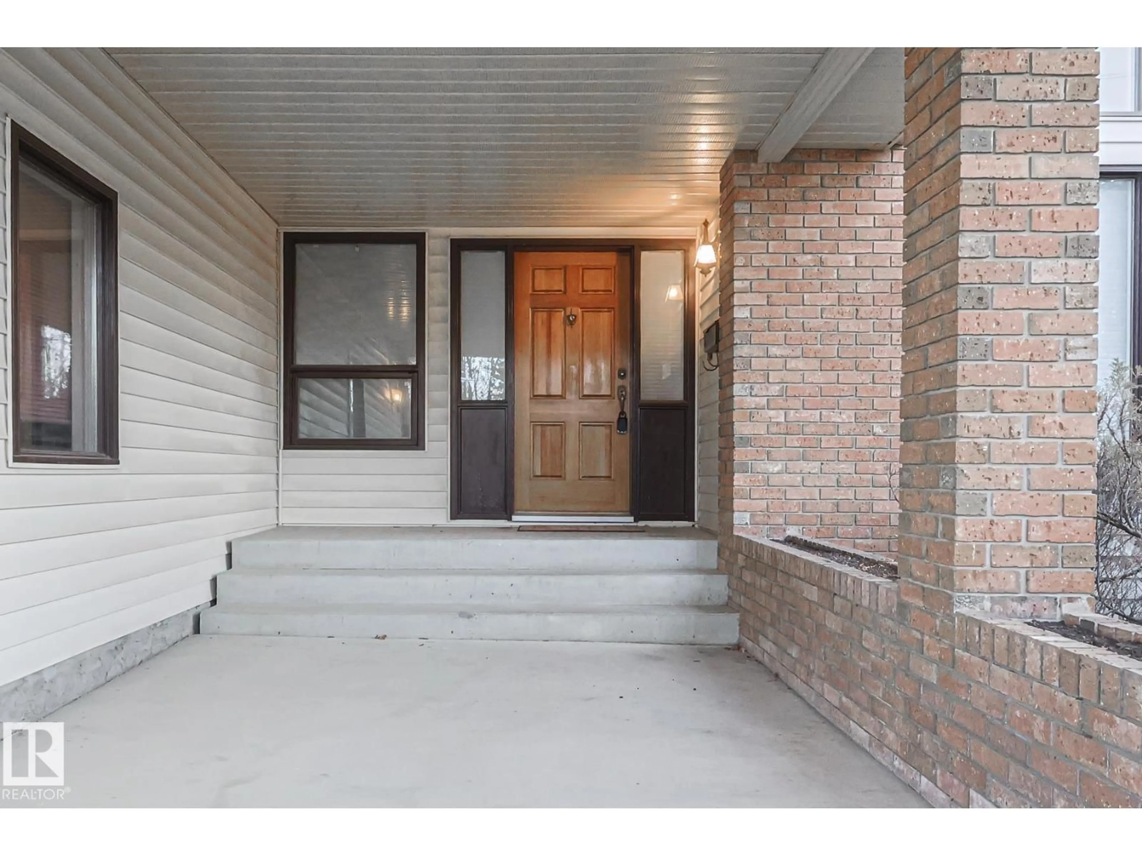 Indoor entryway for 52 BLUE QUILL CR, Edmonton Alberta T6J6C4