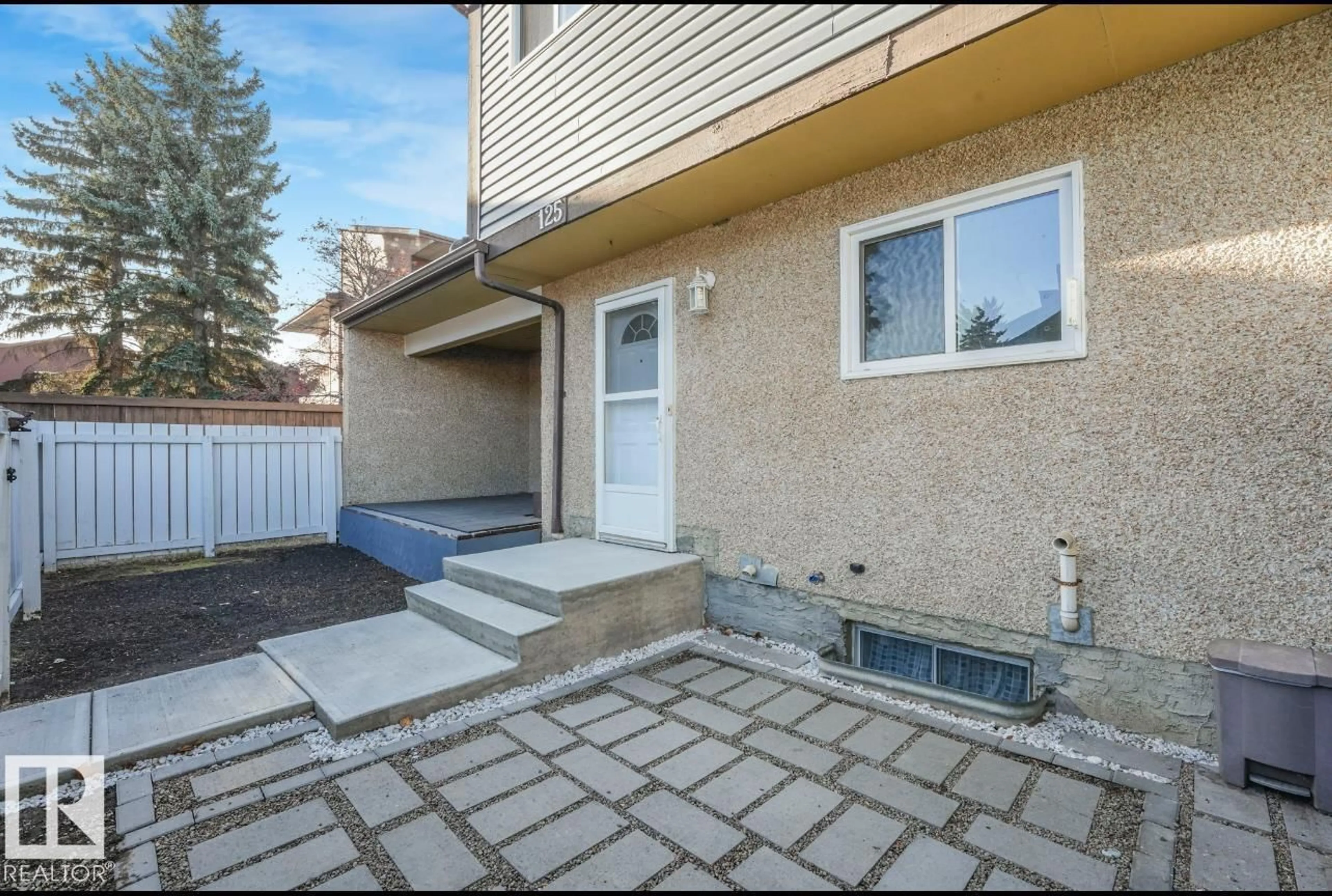 Patio, street for 125 KASKITAYO CO, Edmonton Alberta T6J3T3