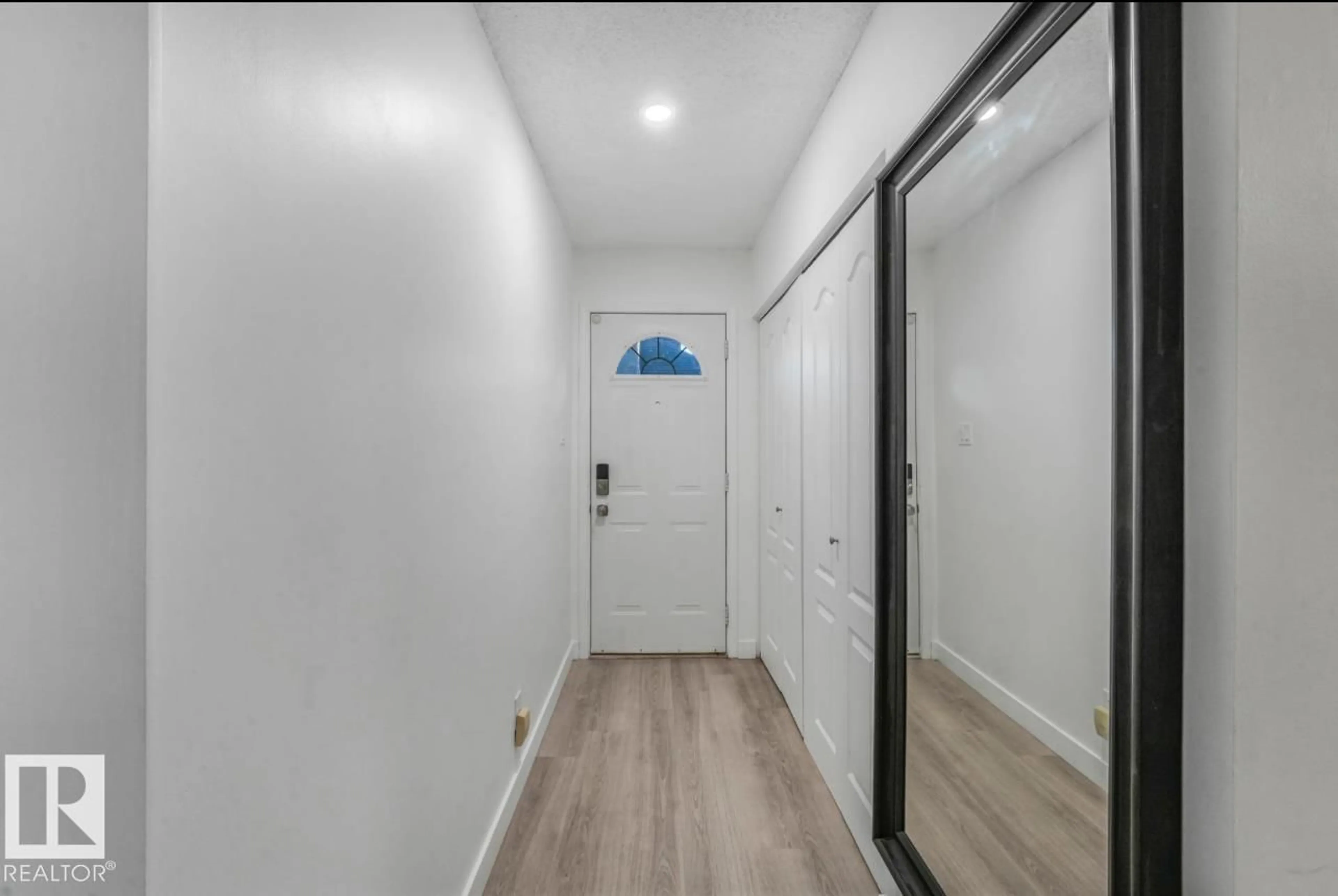 Indoor entryway for 125 KASKITAYO CO, Edmonton Alberta T6J3T3