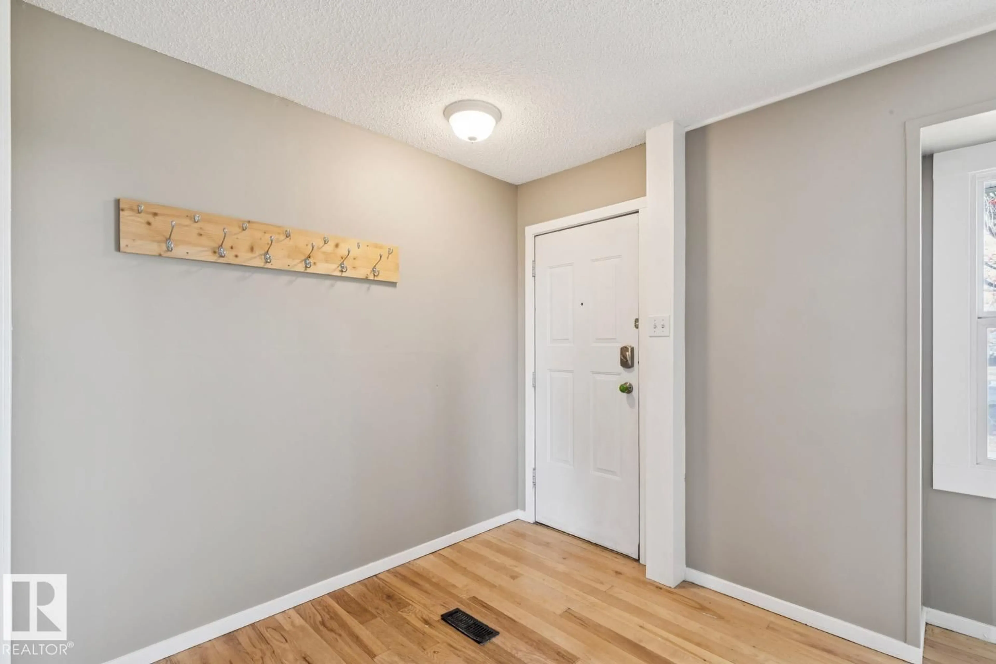 Indoor entryway for 12127 107 ST, Edmonton Alberta T5G2S8