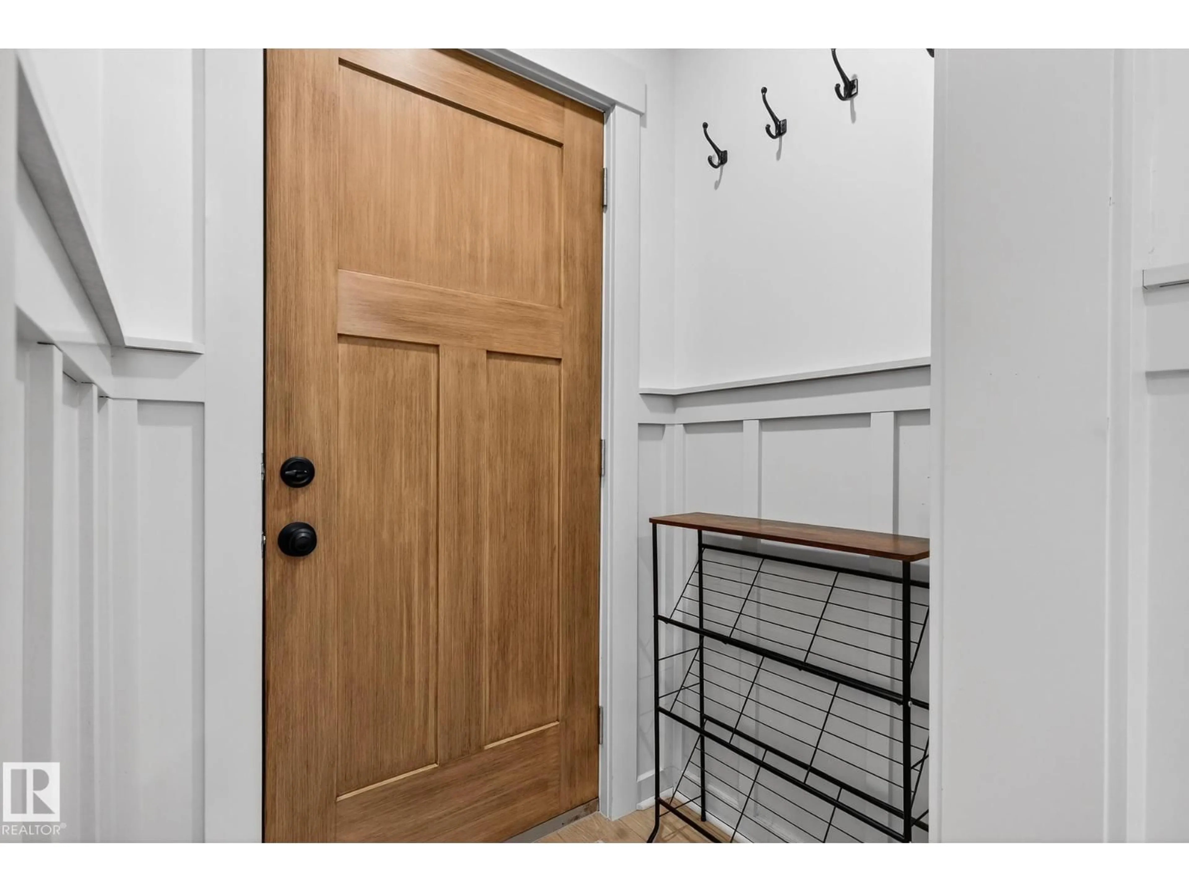 Indoor entryway for 9653 83 AV, Edmonton Alberta T6C1C1