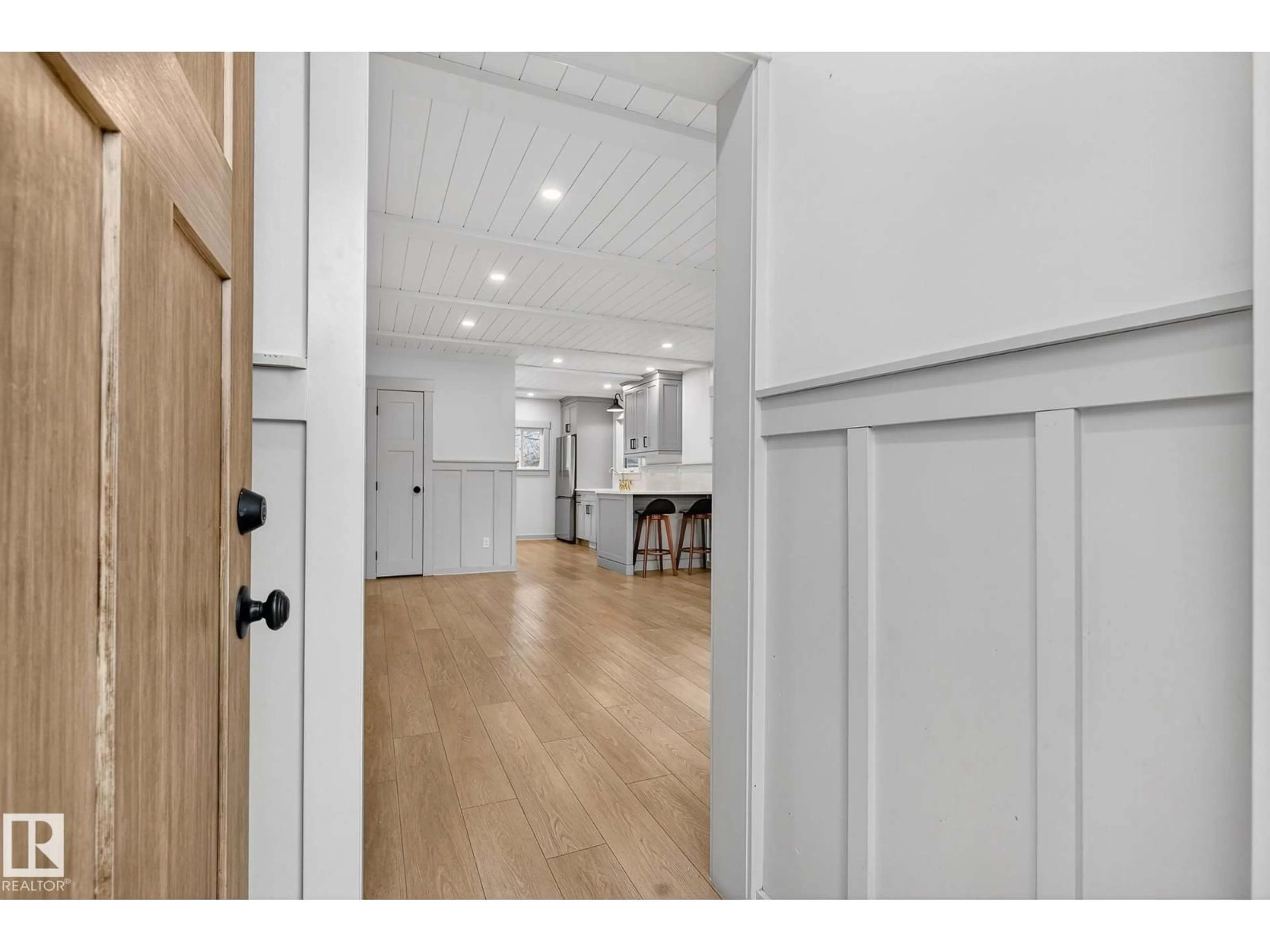 Indoor entryway for 9653 83 AV, Edmonton Alberta T6C1C1