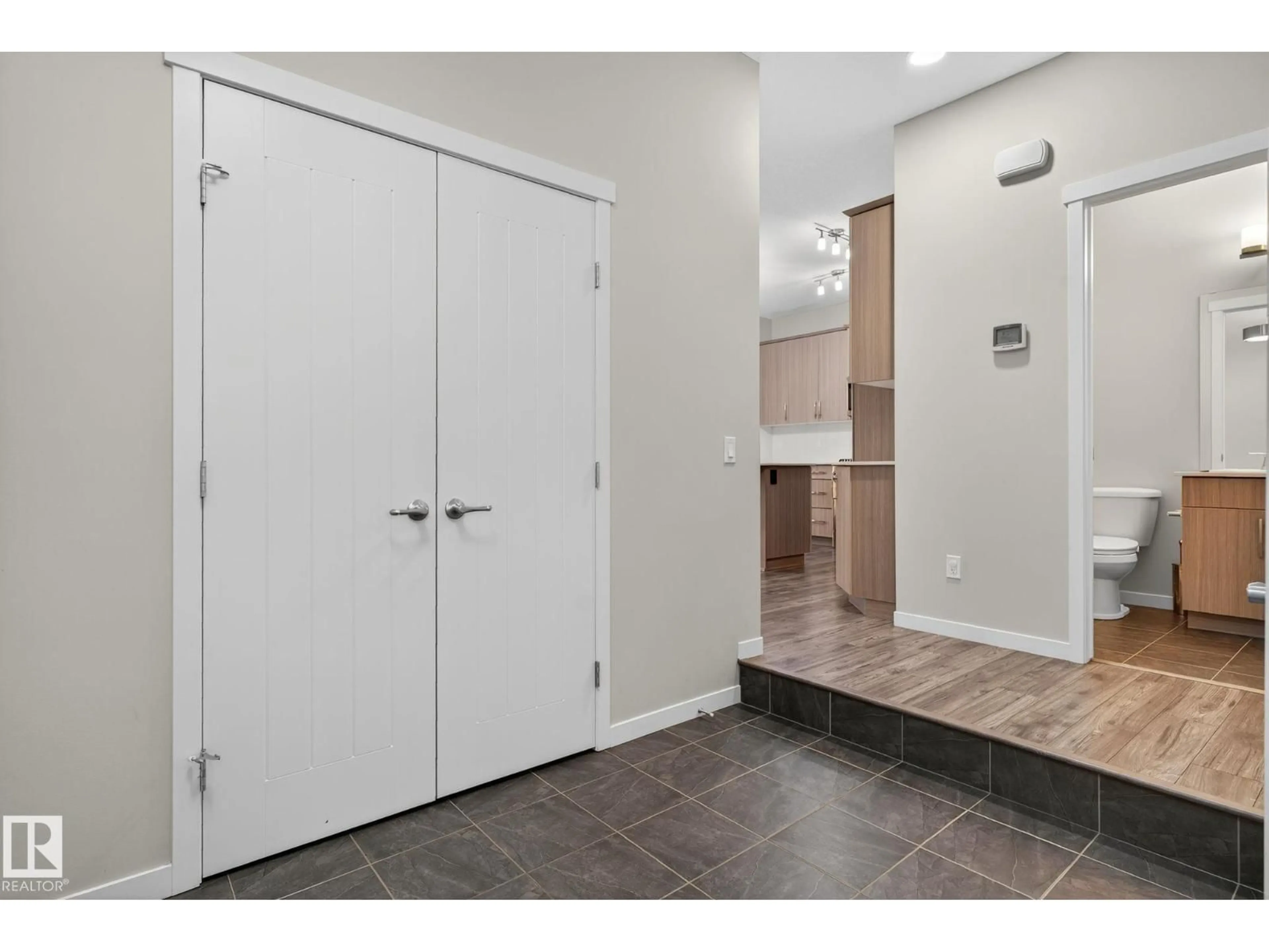 Indoor entryway for 3319 8 ST, Edmonton Alberta T6T1A4