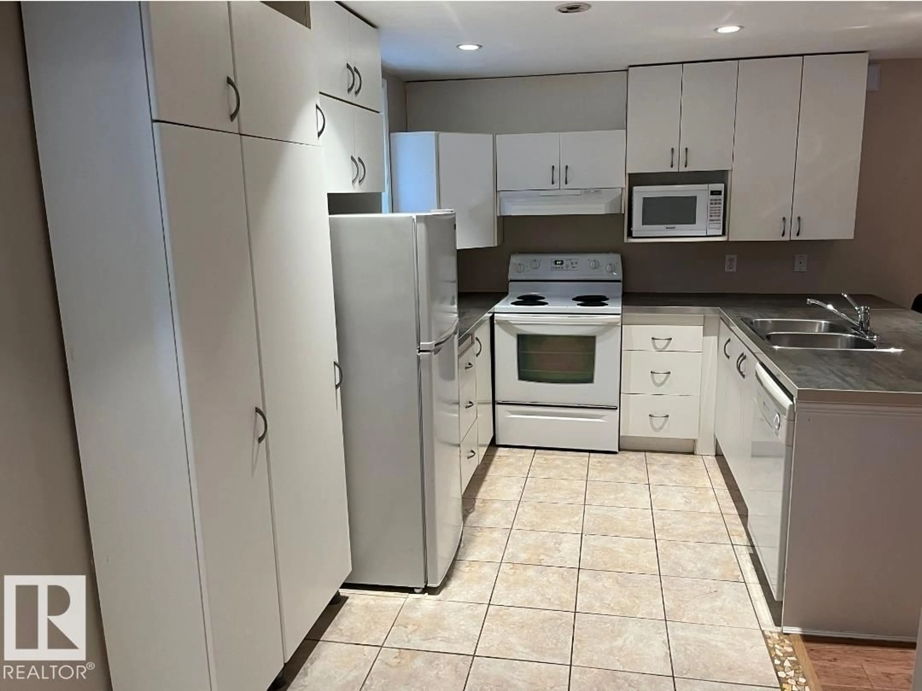 Standard kitchen, ceramic/tile floor for NW - 9239 92 ST, Edmonton Alberta T6C3R4