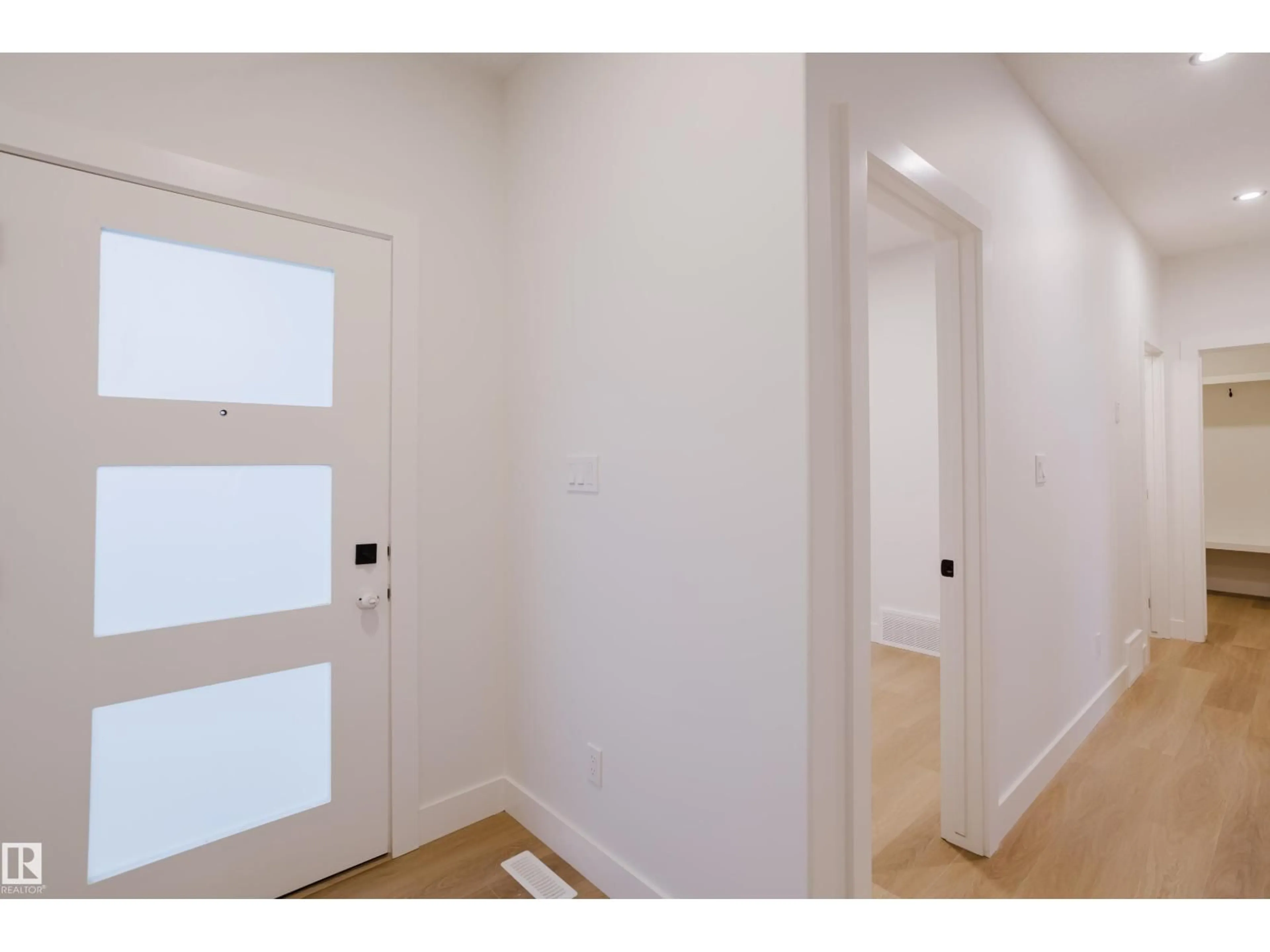 Indoor entryway for 811 ELDERBERRY CO, Edmonton Alberta T6M3J7