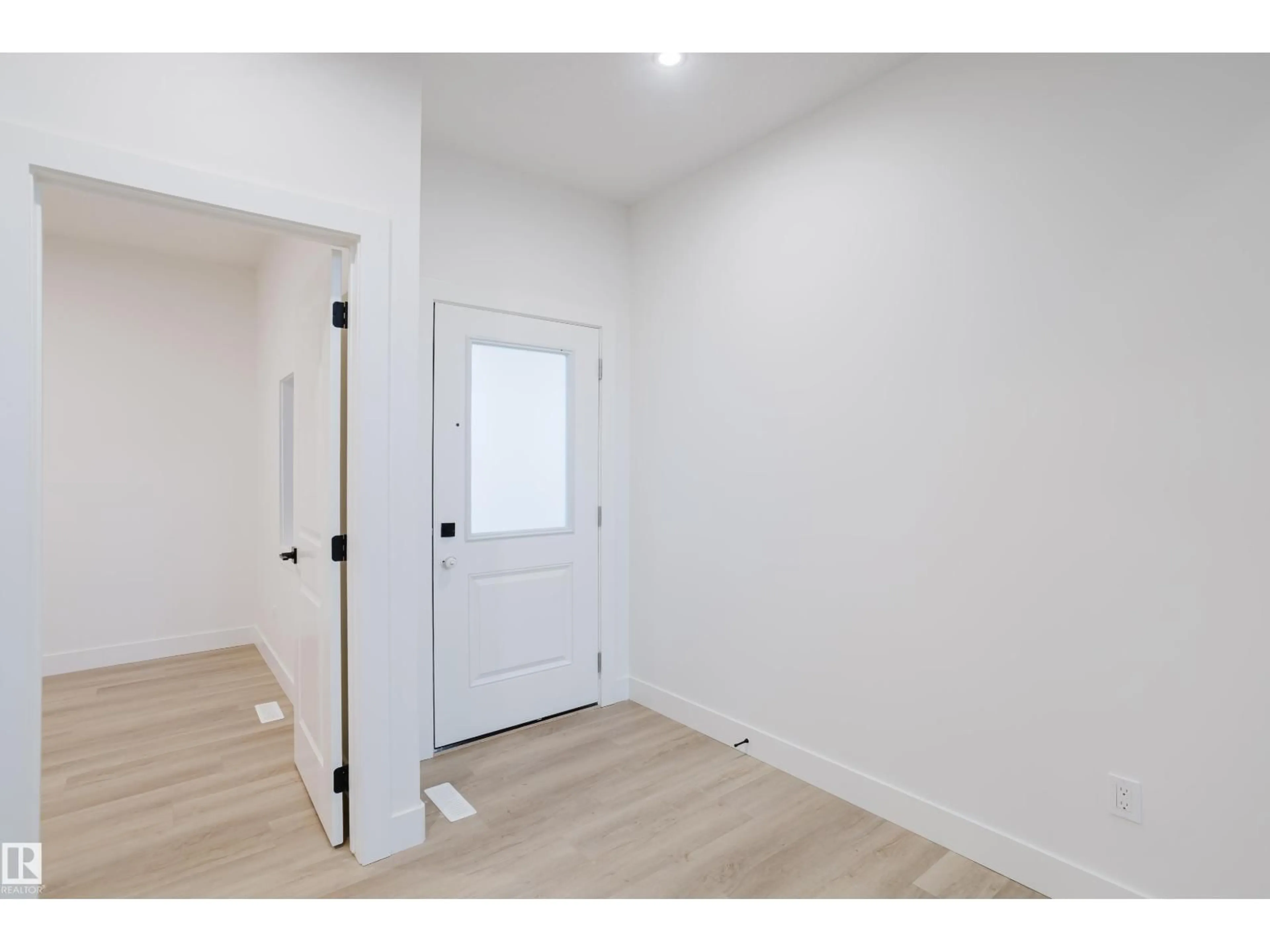 Indoor entryway for 1568 SISKIN LINK, Edmonton Alberta T5S0V1