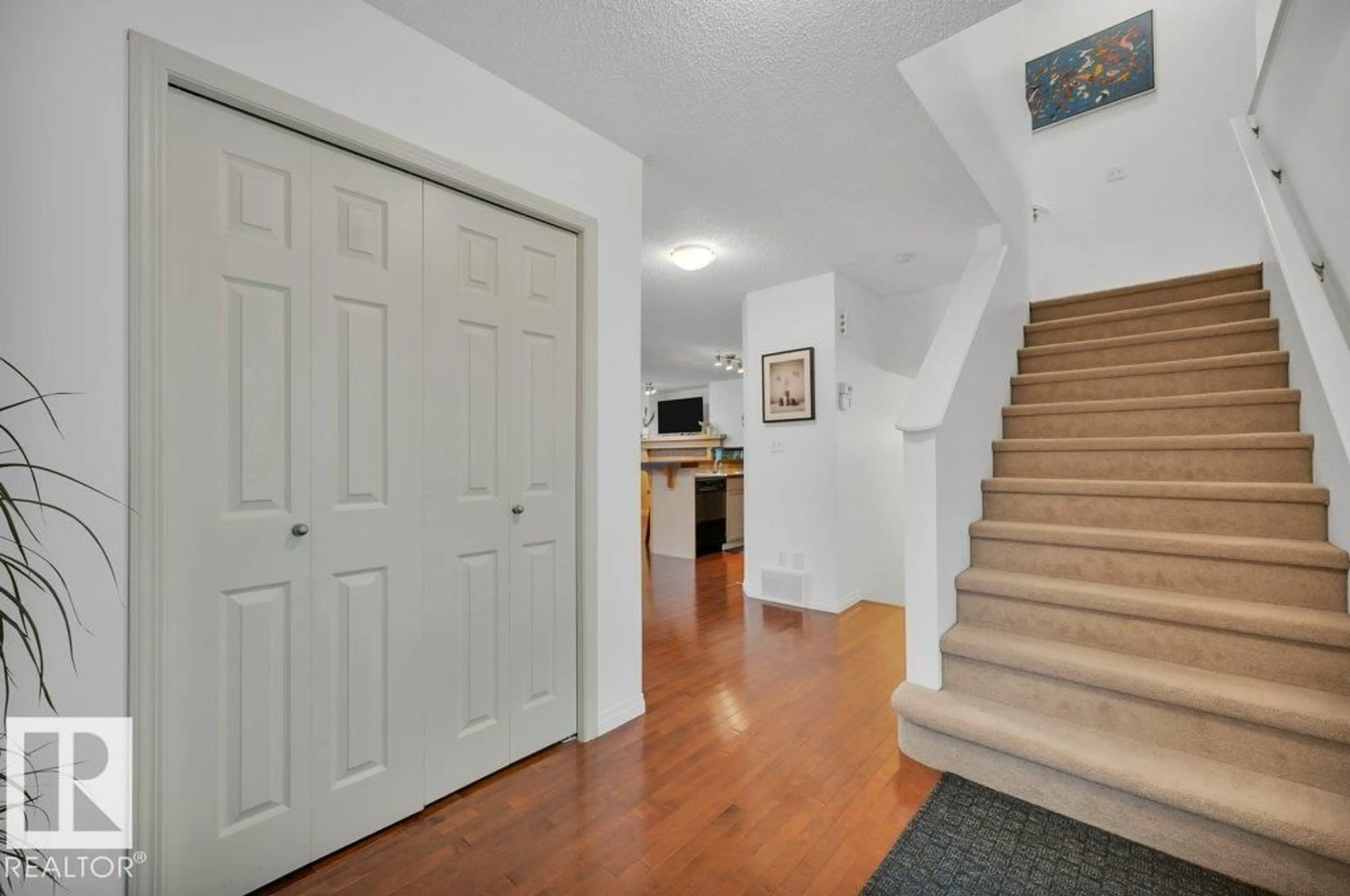 Indoor foyer for 7620 11 AV, Edmonton Alberta T6X1M7