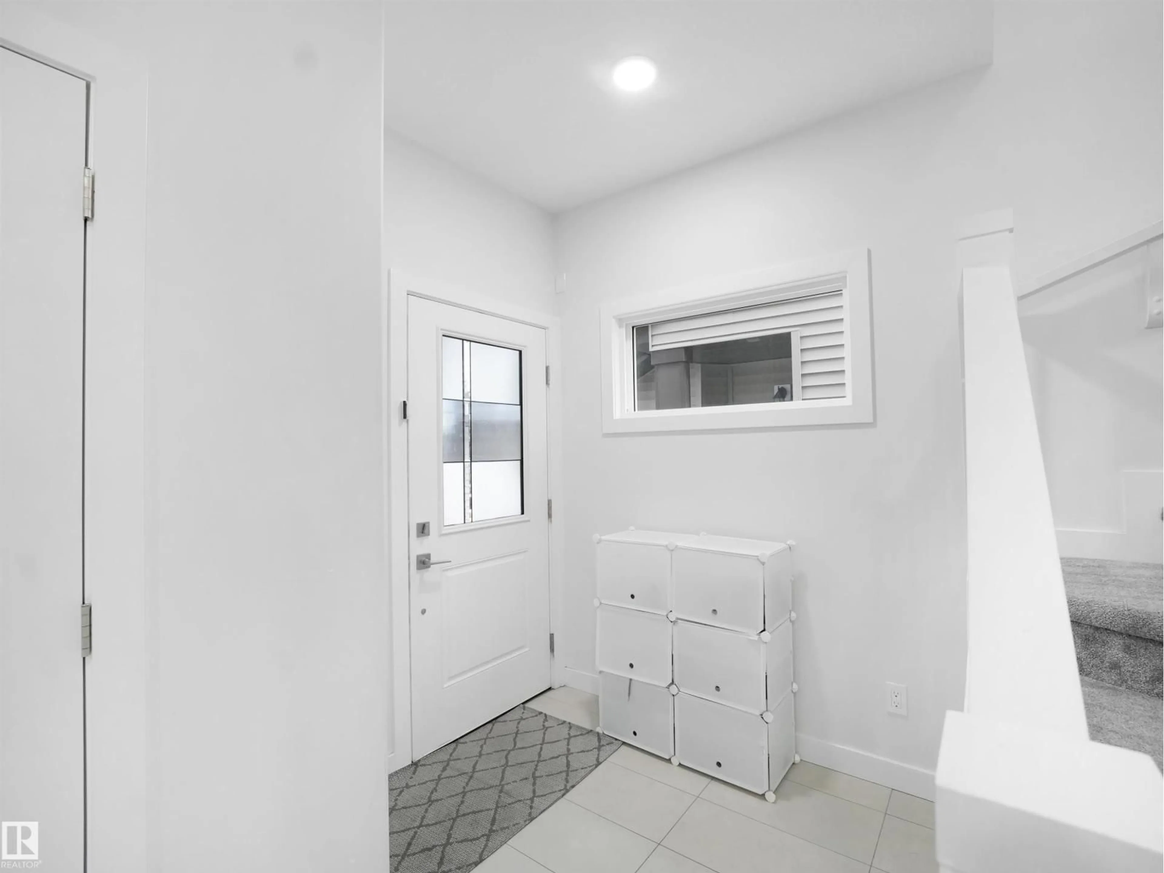 Indoor entryway for 7256 CHIVERS PL, Edmonton Alberta T6W4L4