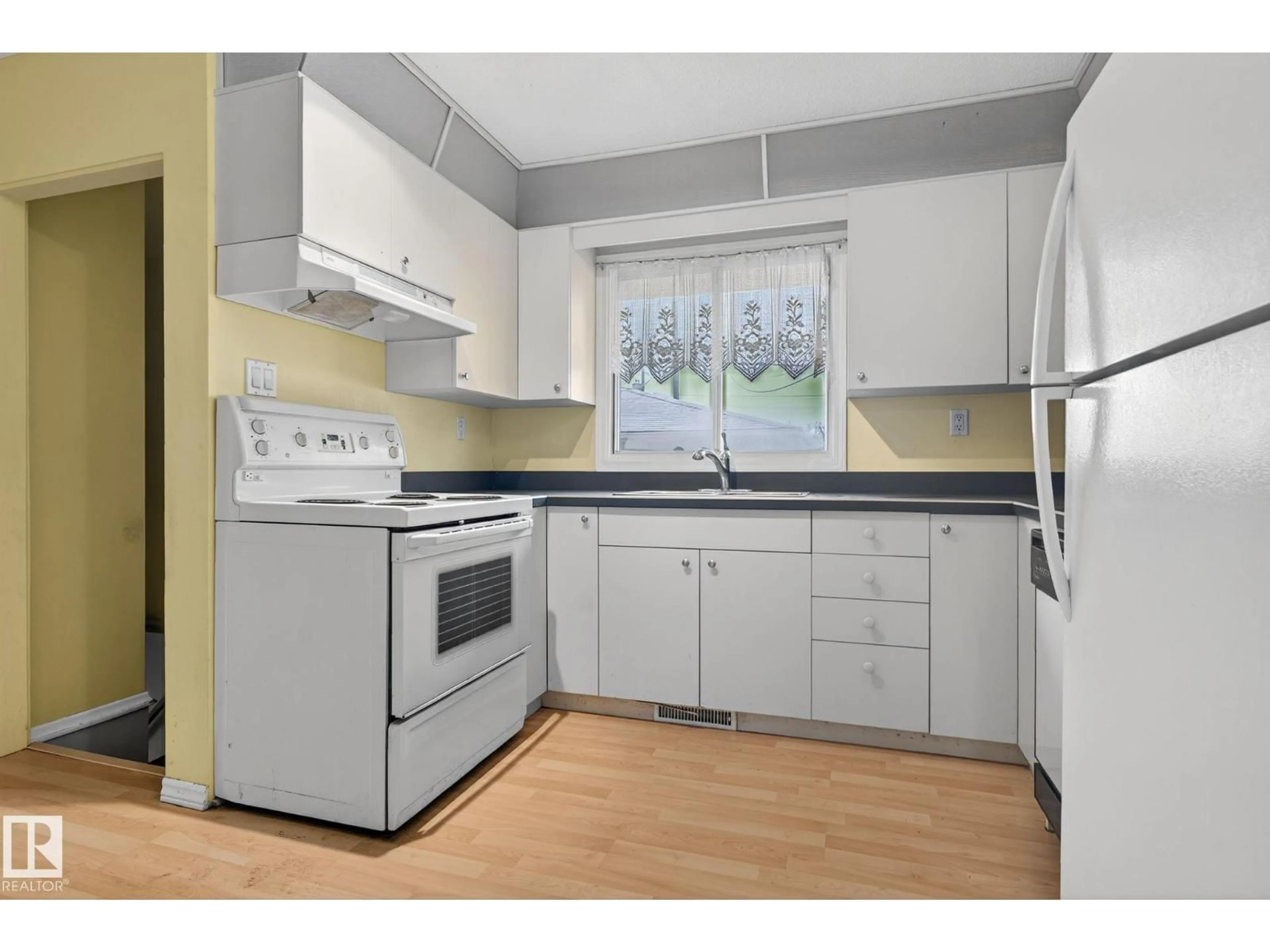 Standard kitchen, wood/laminate floor for 8715 64 AV, Edmonton Alberta T6E0H4