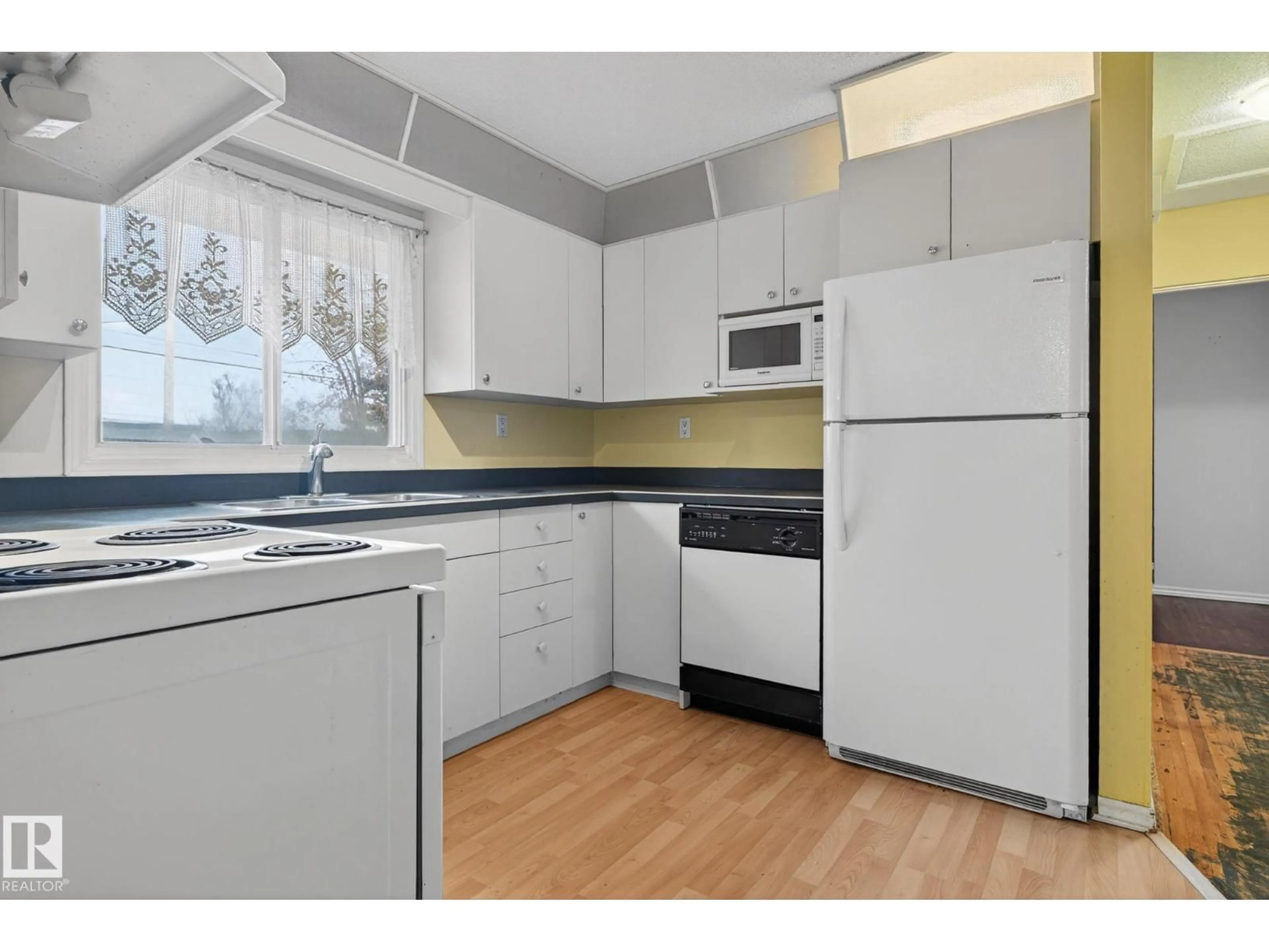 Standard kitchen, unknown for 8715 64 AV, Edmonton Alberta T6E0H4