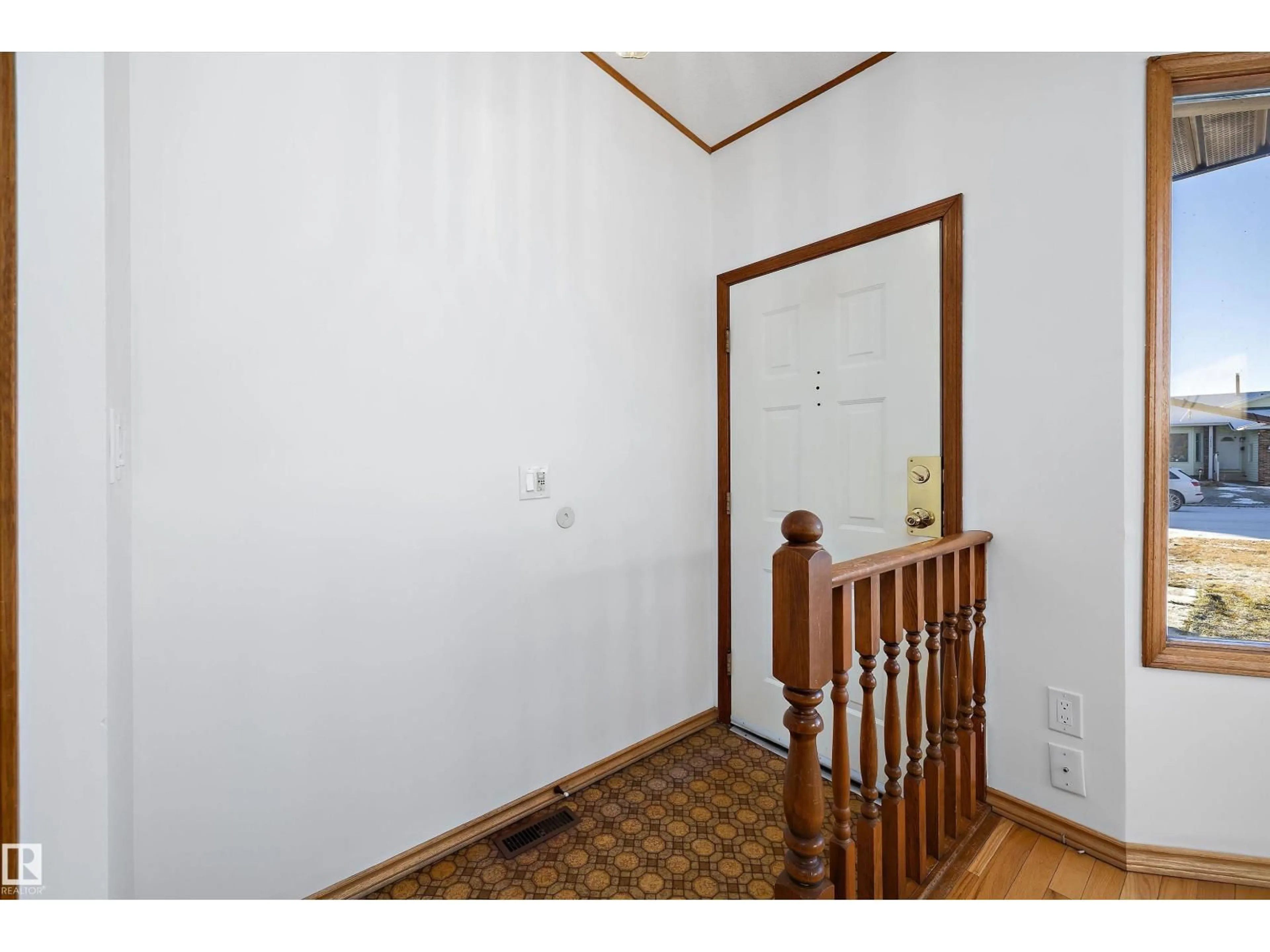 Unknown for 10652 10 AV, Edmonton Alberta T6J6H1