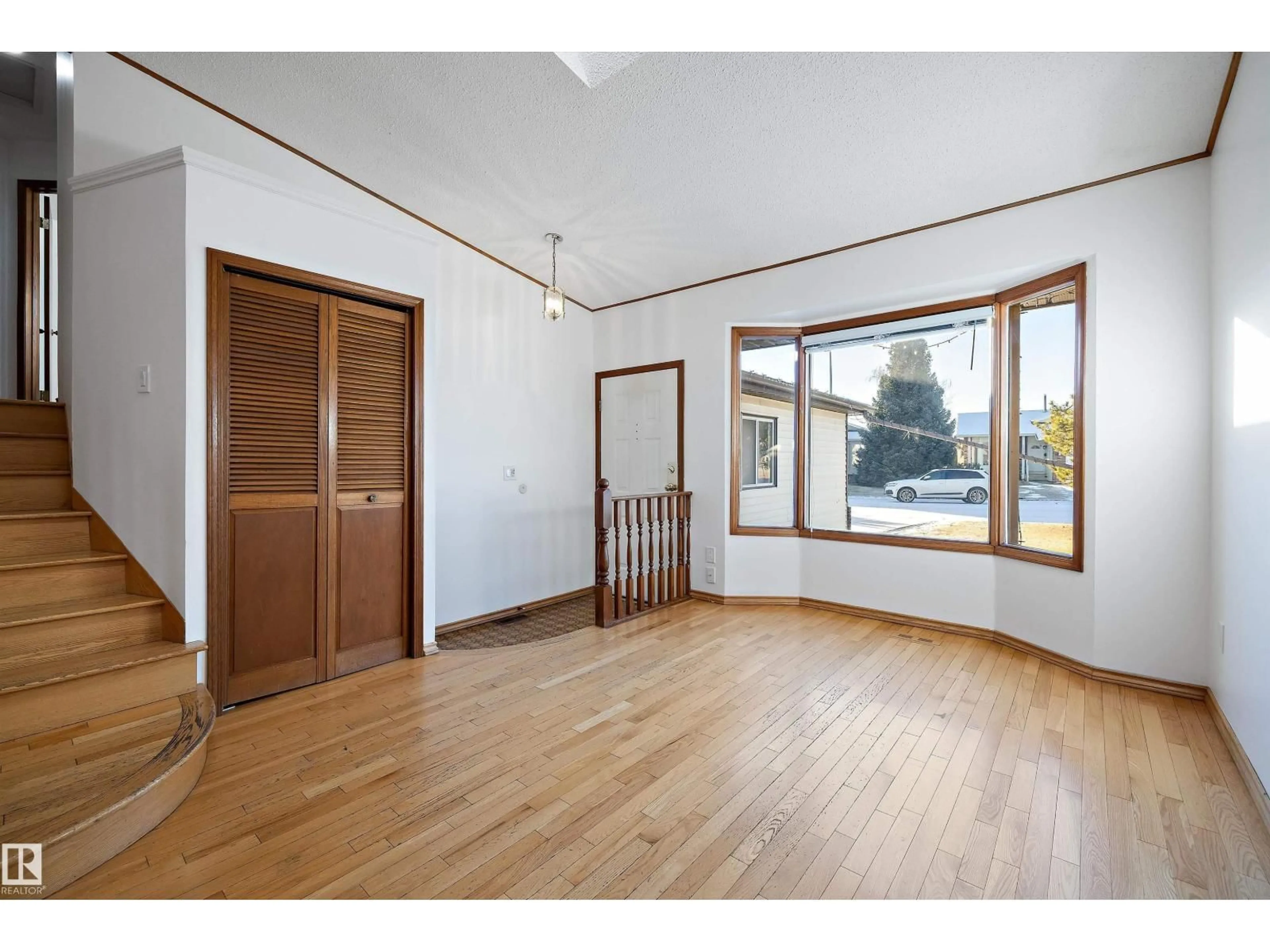 Unknown for 10652 10 AV, Edmonton Alberta T6J6H1