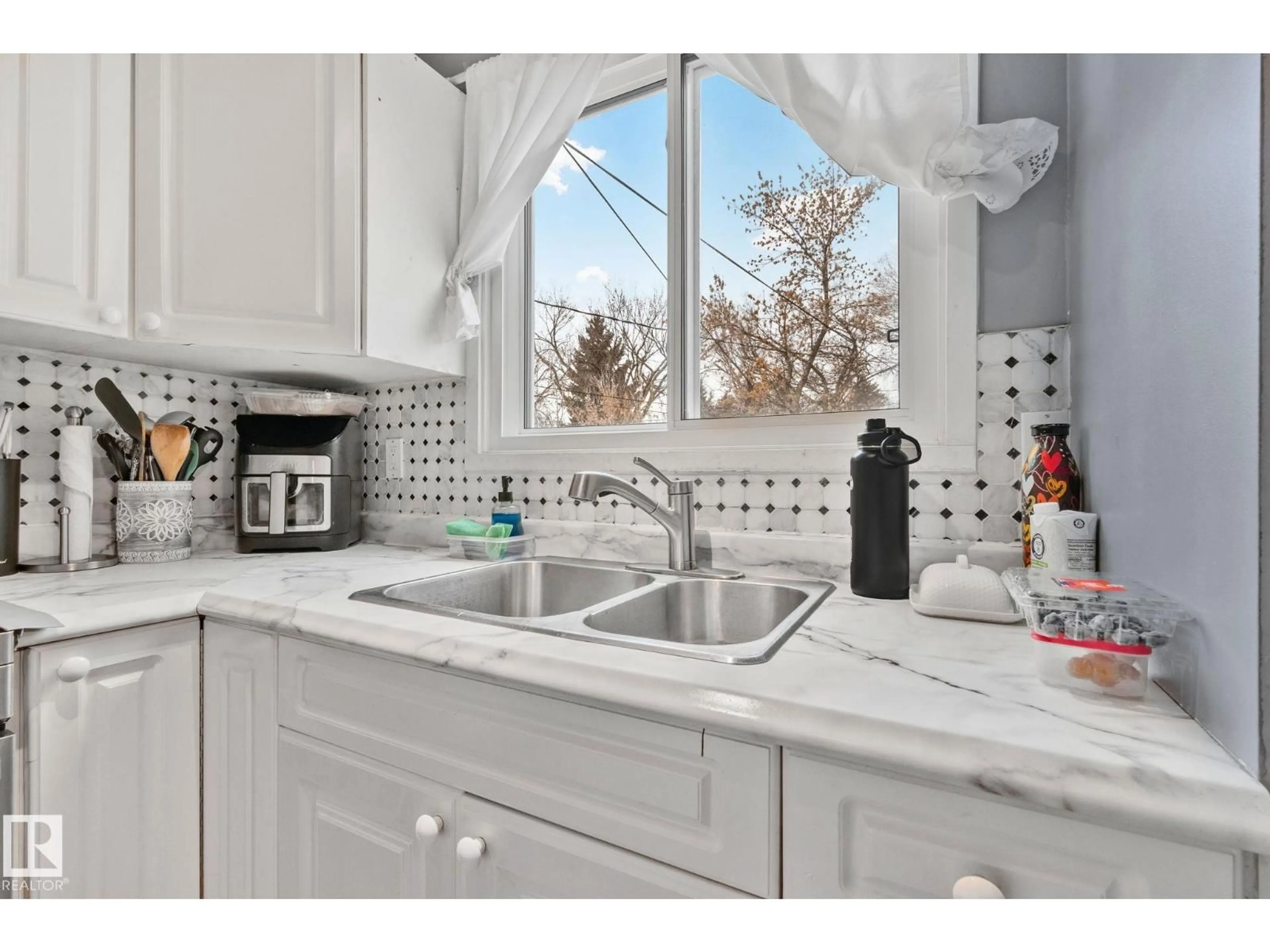 Open concept kitchen, ceramic/tile floor for 44 GARDEN CR, St. Albert Alberta T8N0W9