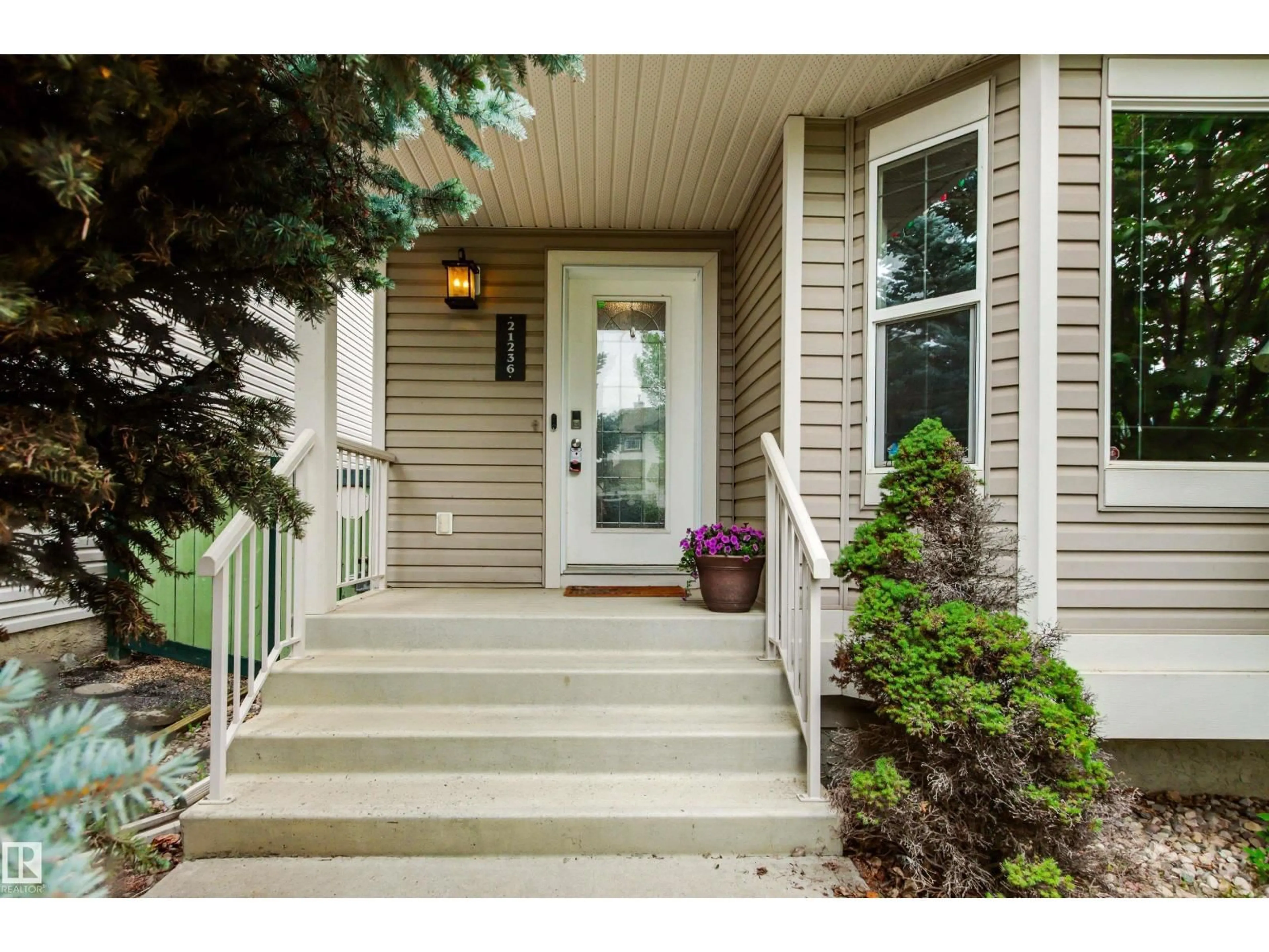 Indoor entryway for 21236 91 AV, Edmonton Alberta T5T0W4