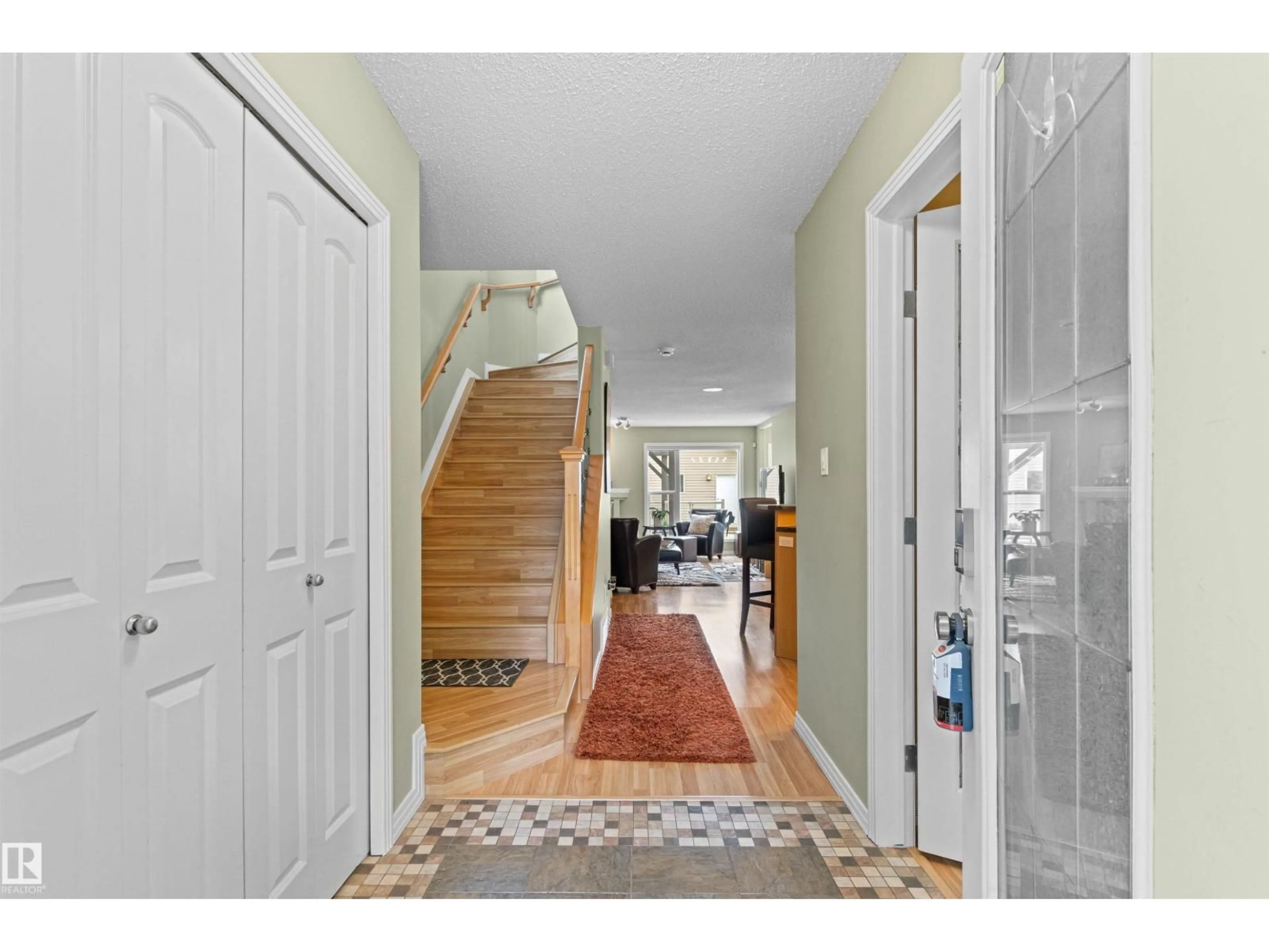 Indoor entryway for 21236 91 AV, Edmonton Alberta T5T0W4