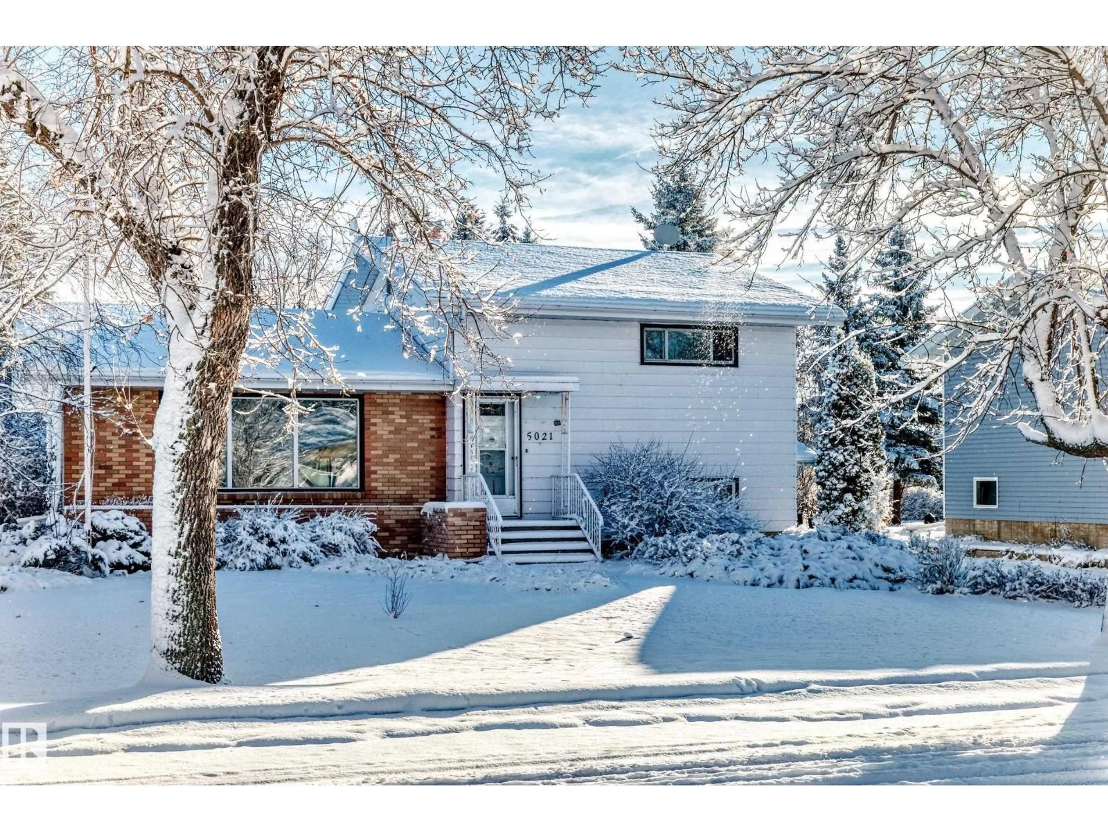 Home with vinyl exterior material, street for 5021 47 ST, Daysland Alberta T0B1A0