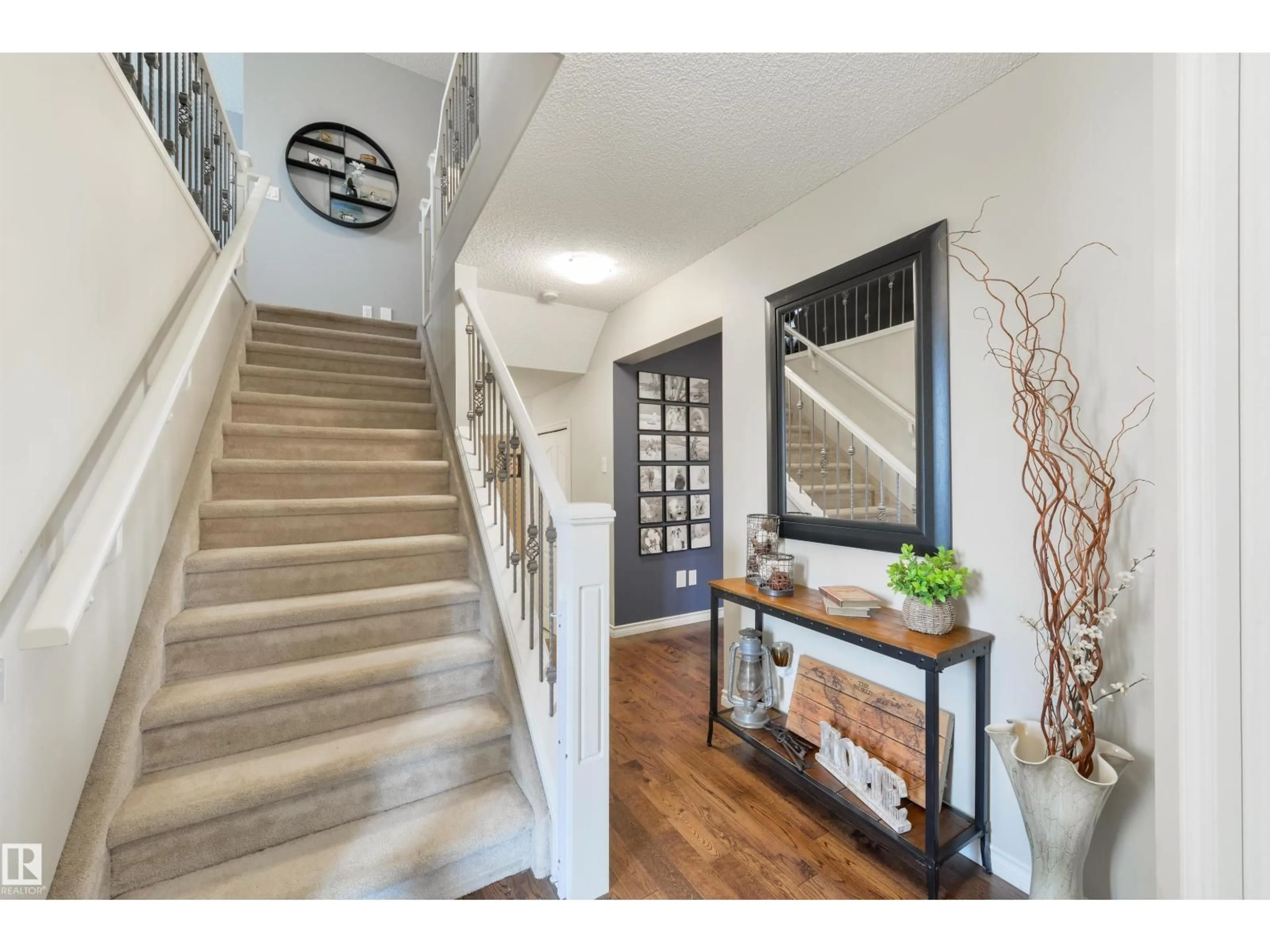 Indoor entryway for 8504 16A AV, Edmonton Alberta T6X0H9