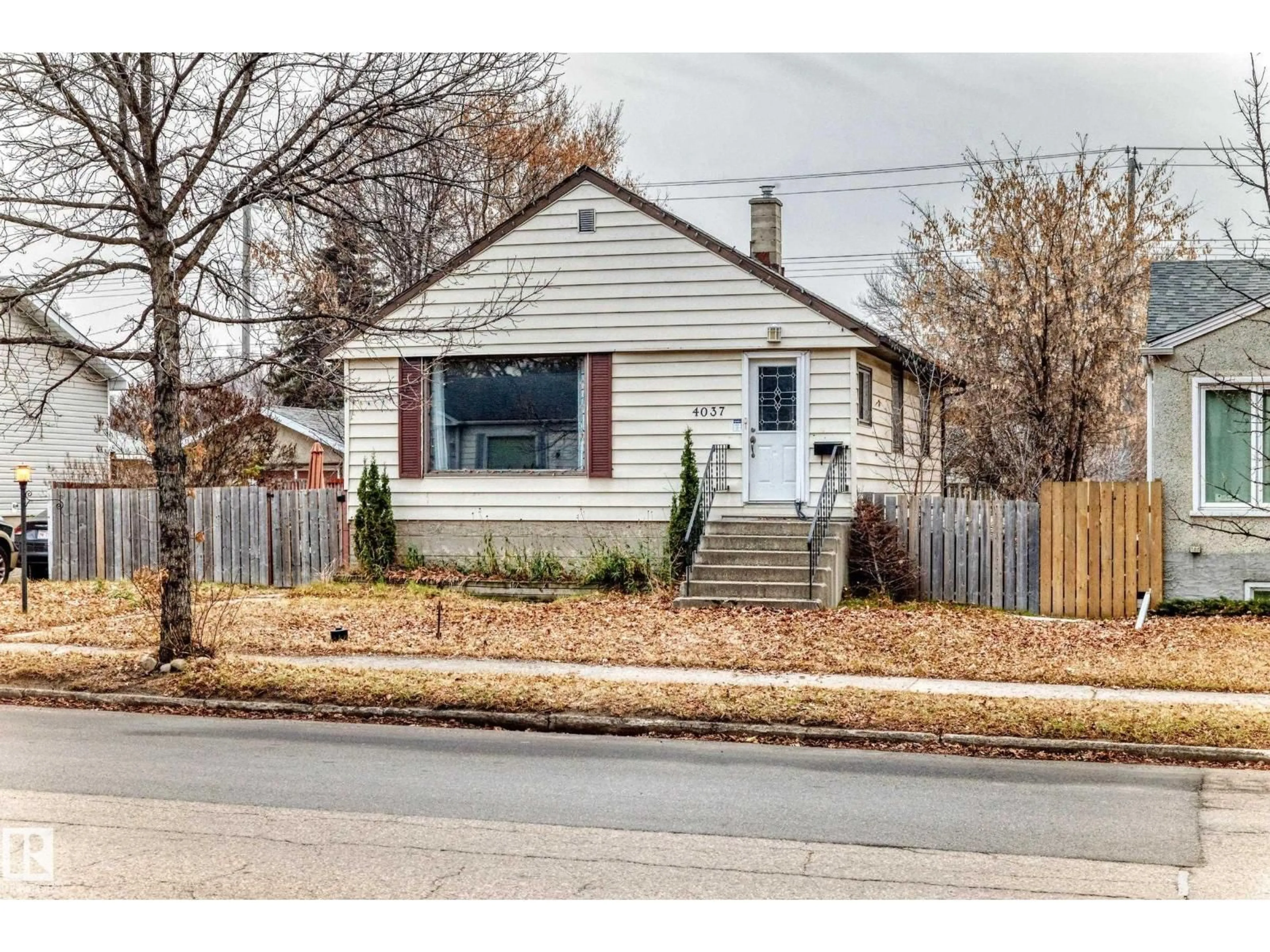 Home with vinyl exterior material, street for 4037 114 AV, Edmonton Alberta T5W0S9