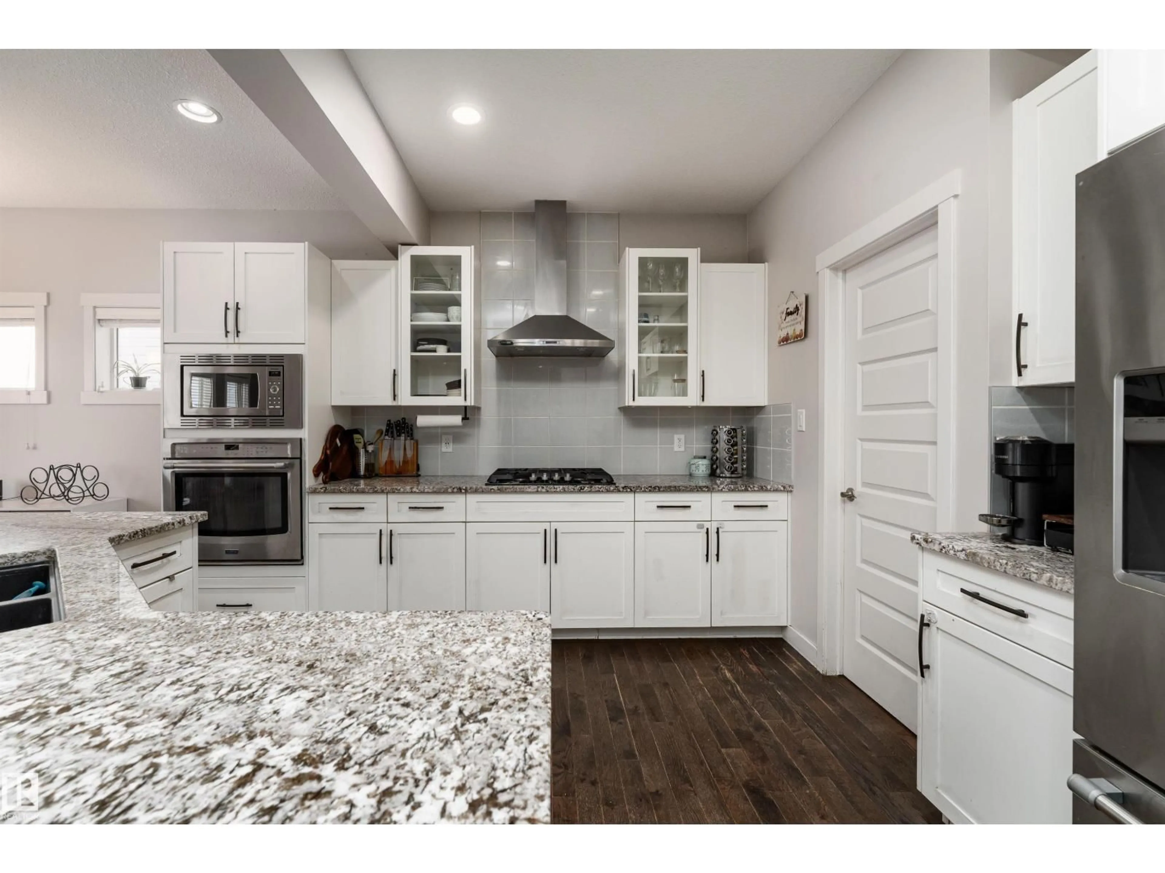 Open concept kitchen, ceramic/tile floor for NW - 9715 205 ST, Edmonton Alberta T5T4V1