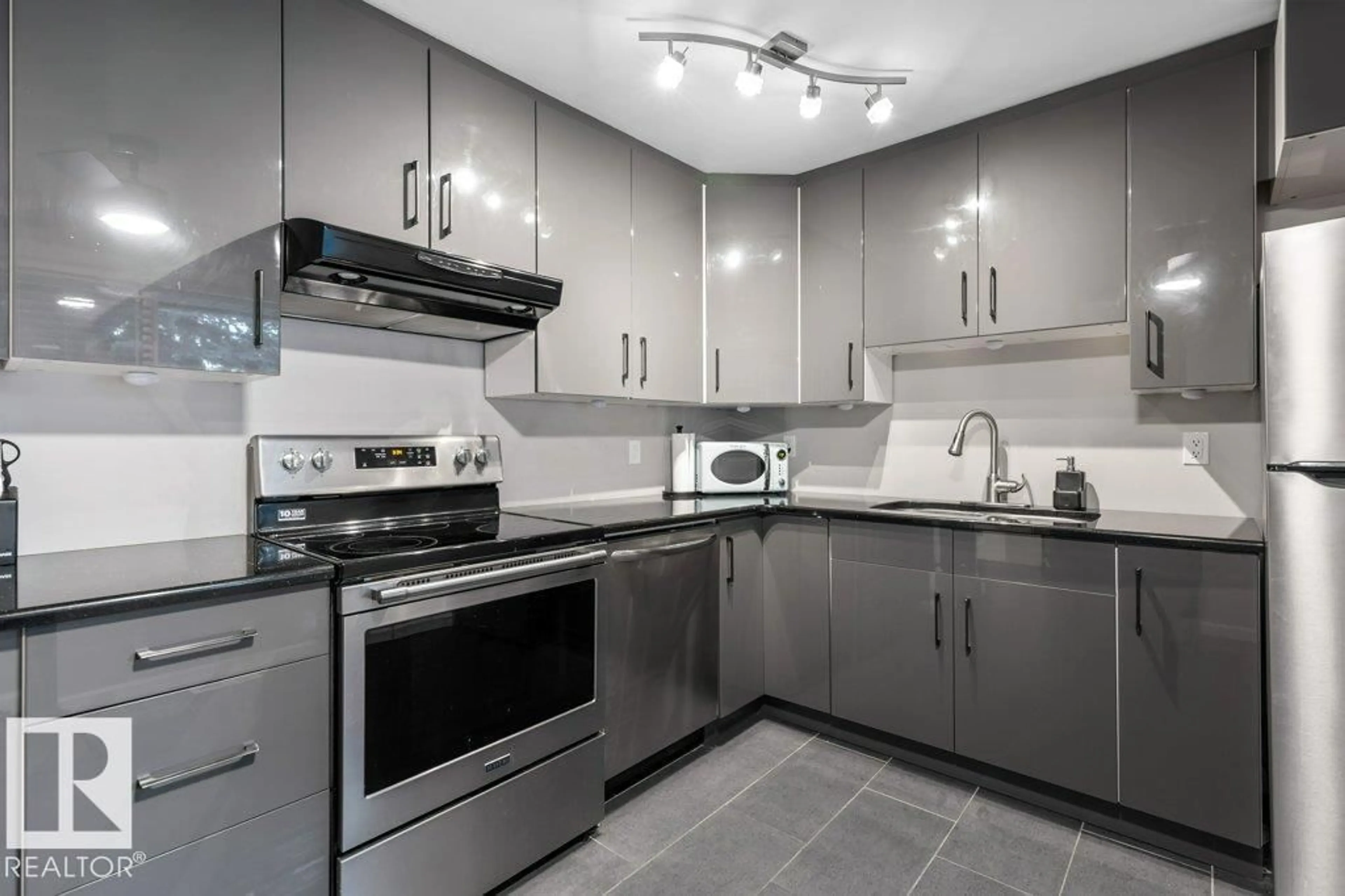 Standard kitchen, unknown for 66 FOREST GV, St. Albert Alberta T8N3K6