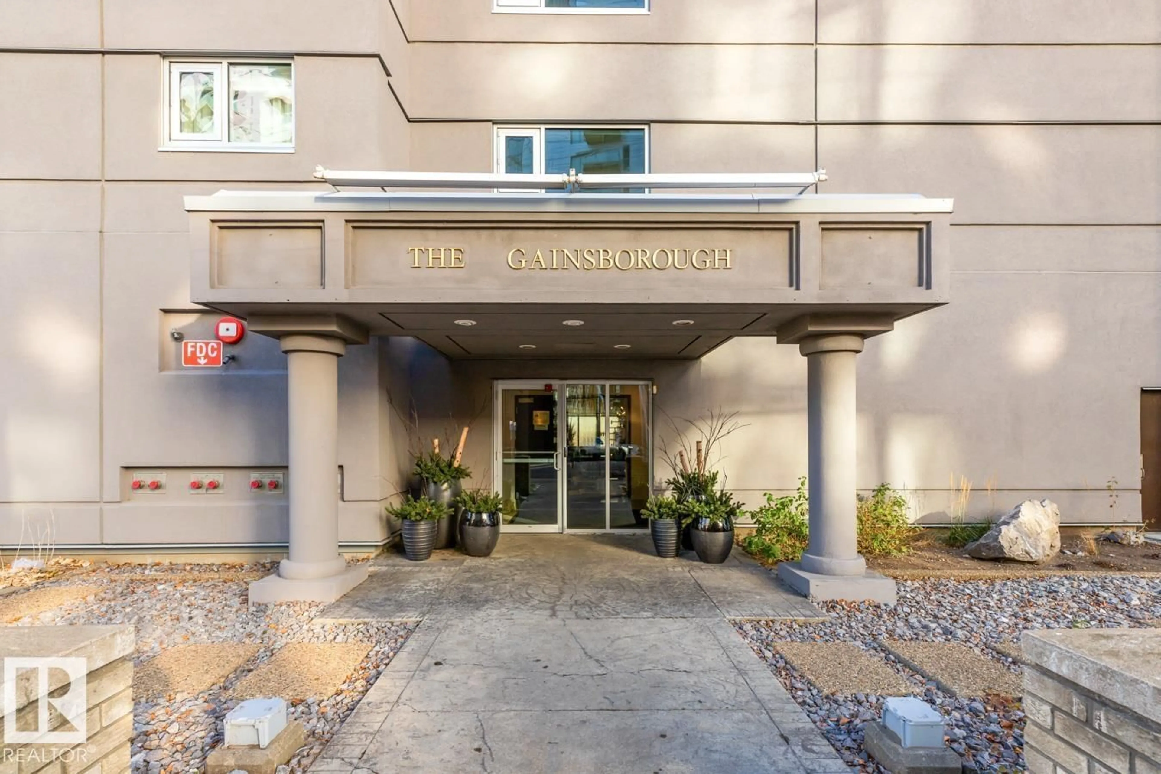 Indoor foyer for #701 - 10011 123 ST, Edmonton Alberta T5N1M9