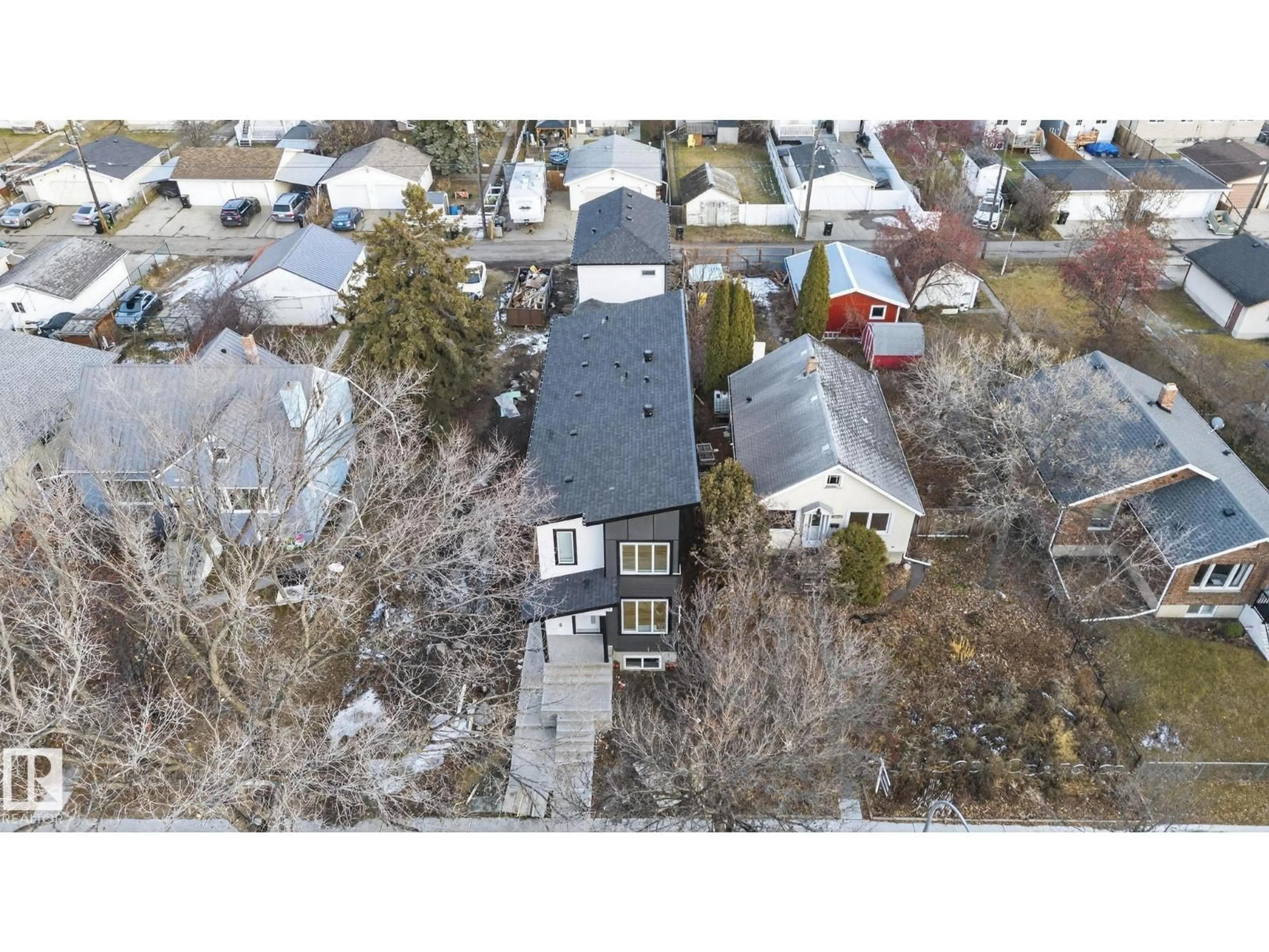 A pic from outside/outdoor area/front of a property/back of a property/a pic from drone, street for 11927 90 ST, Edmonton Alberta T5B3Y8