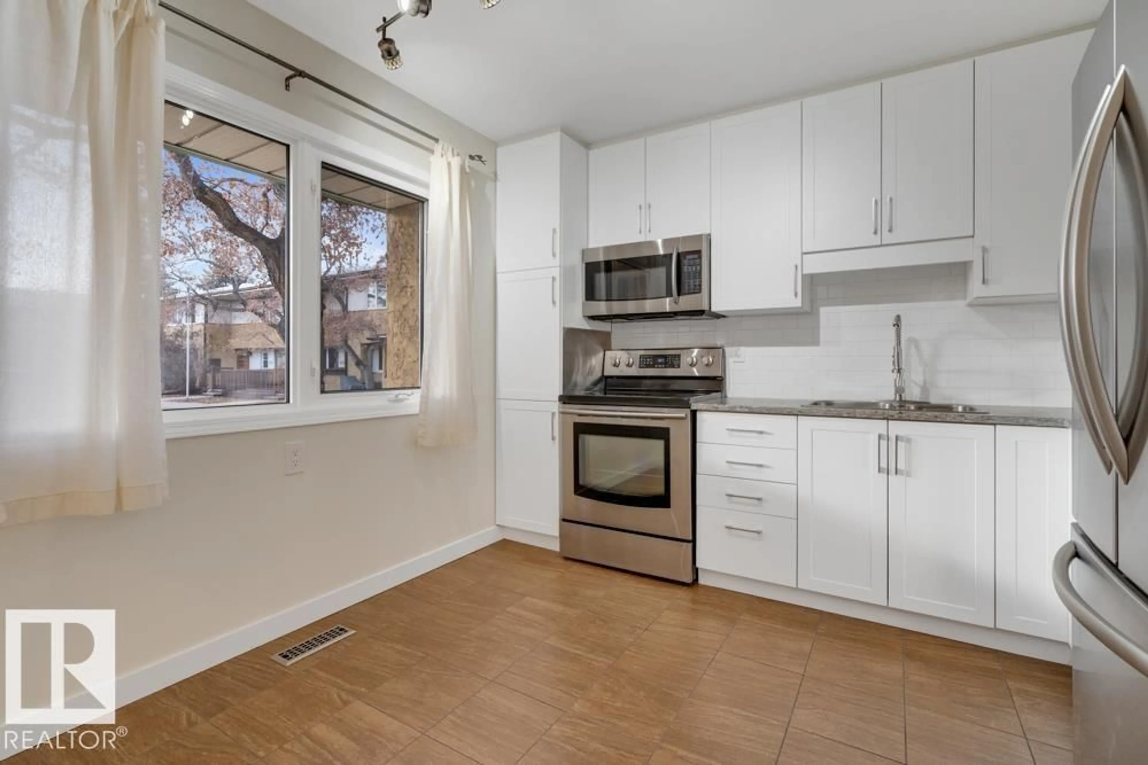 Standard kitchen, wood/laminate floor for 3317 139 AV, Edmonton Alberta T5Y1T2