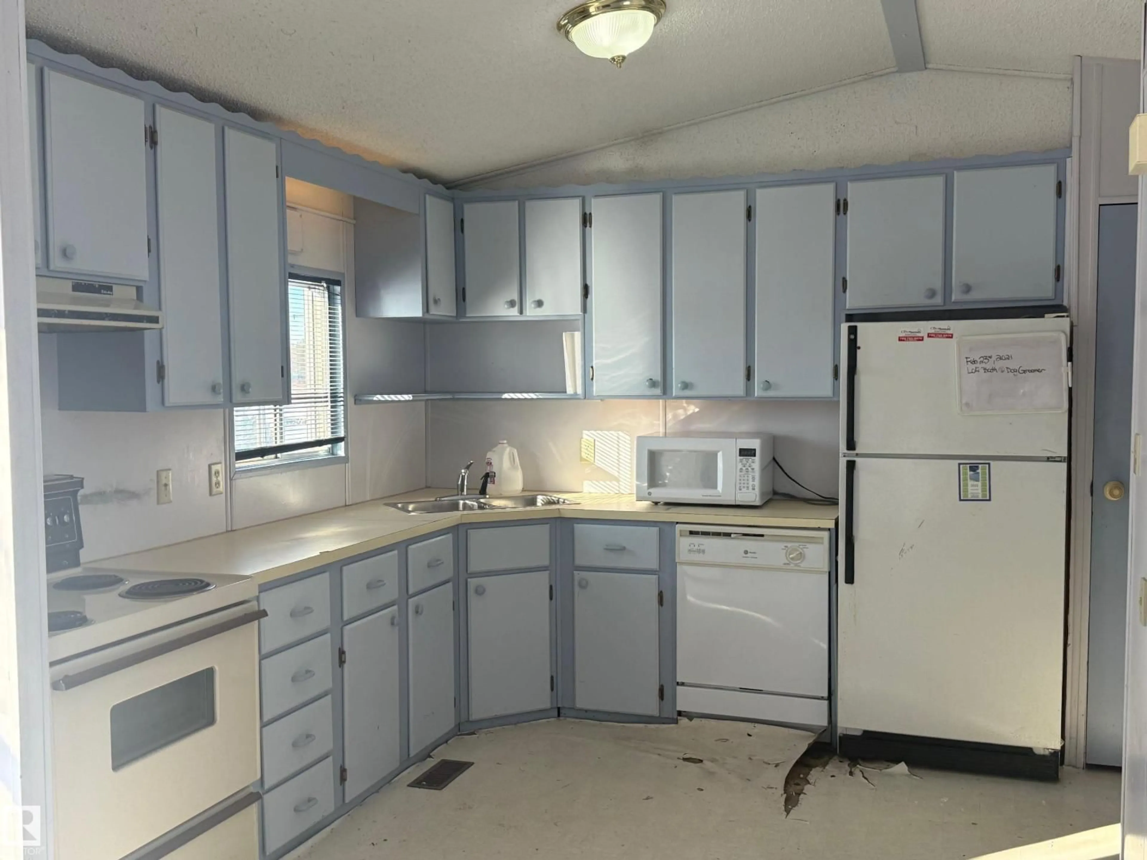 Standard kitchen, ceramic/tile floor for 4904 51 AV, Opal Alberta T0A2R0