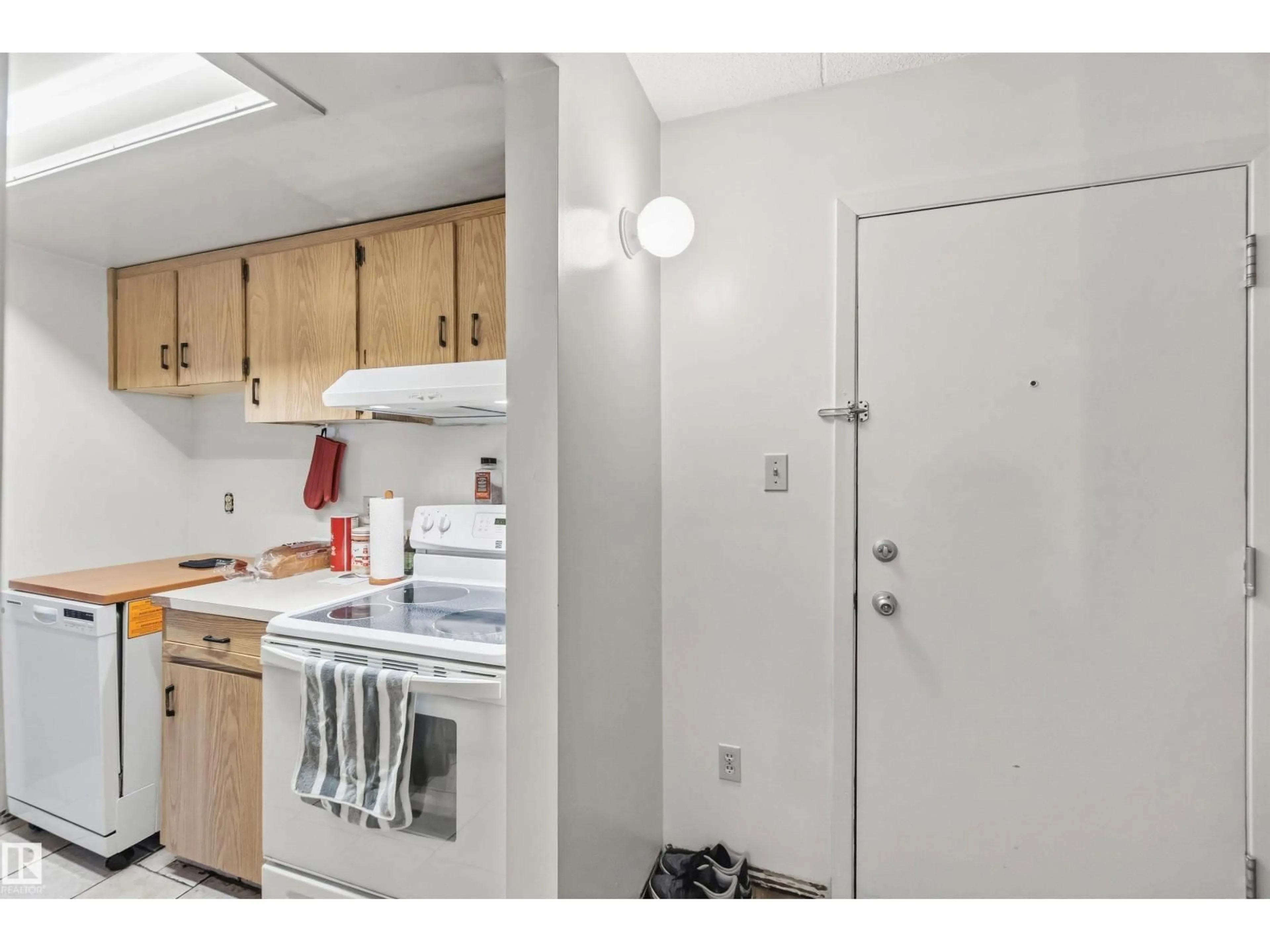 Standard kitchen, unknown for 202 - 11026 106 ST NW, Edmonton Alberta T5H2Y4