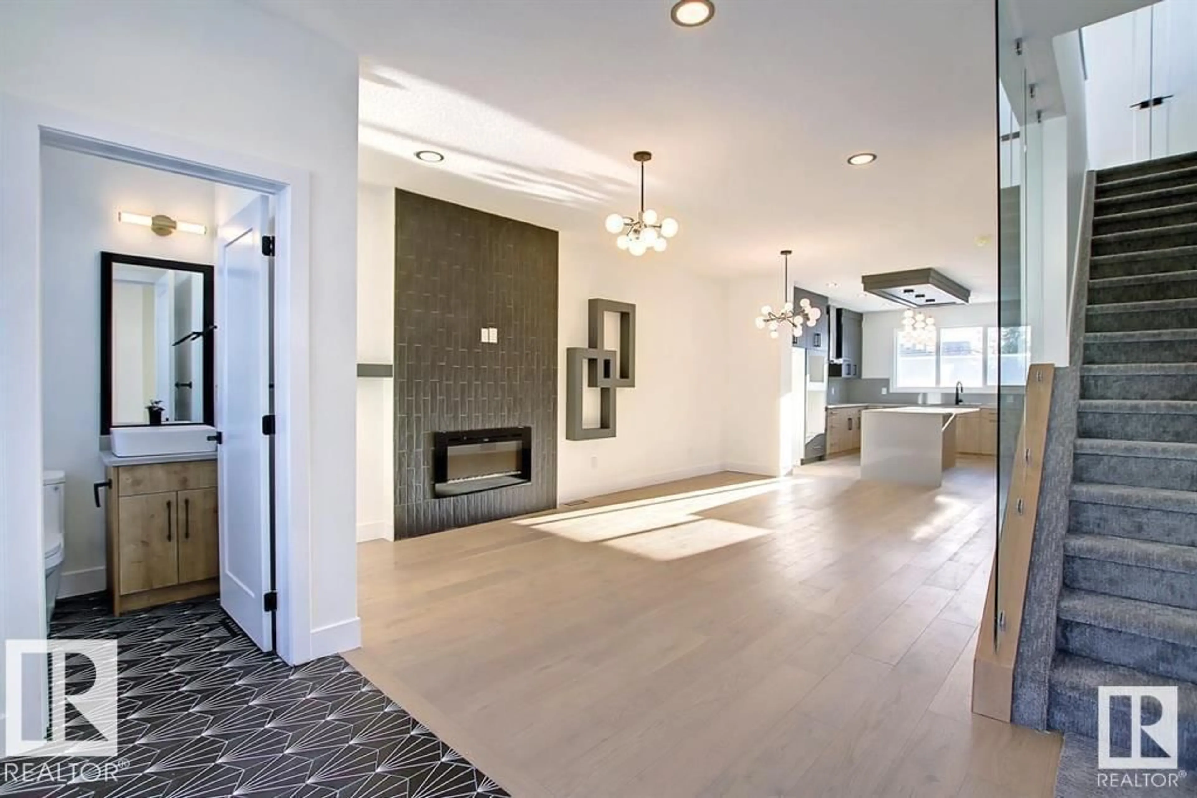 Indoor foyer for 13909 107A AV, Edmonton Alberta T5M2A8