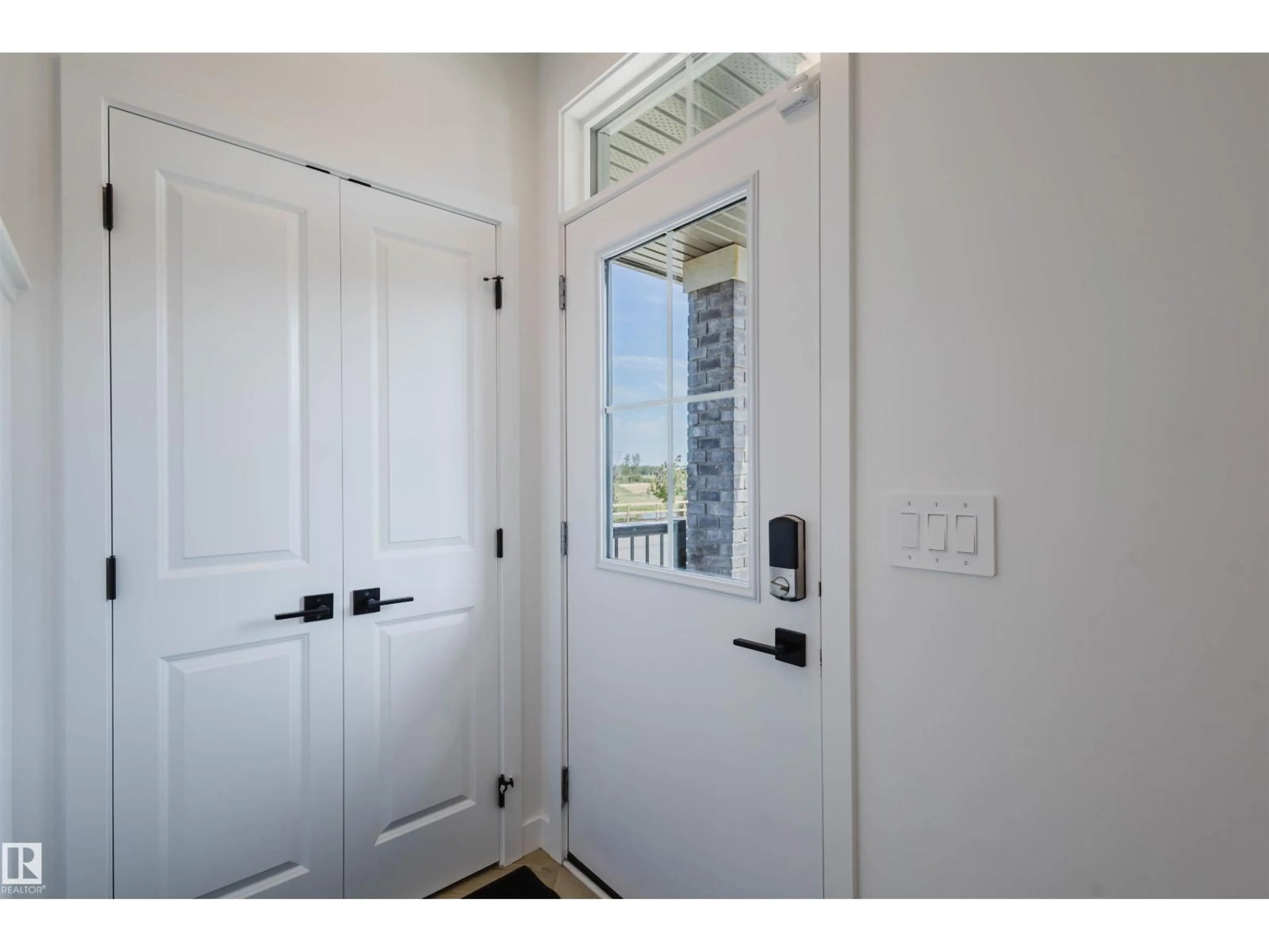 Indoor entryway for 1504 SISKIN LINK, Edmonton Alberta T5S0W3