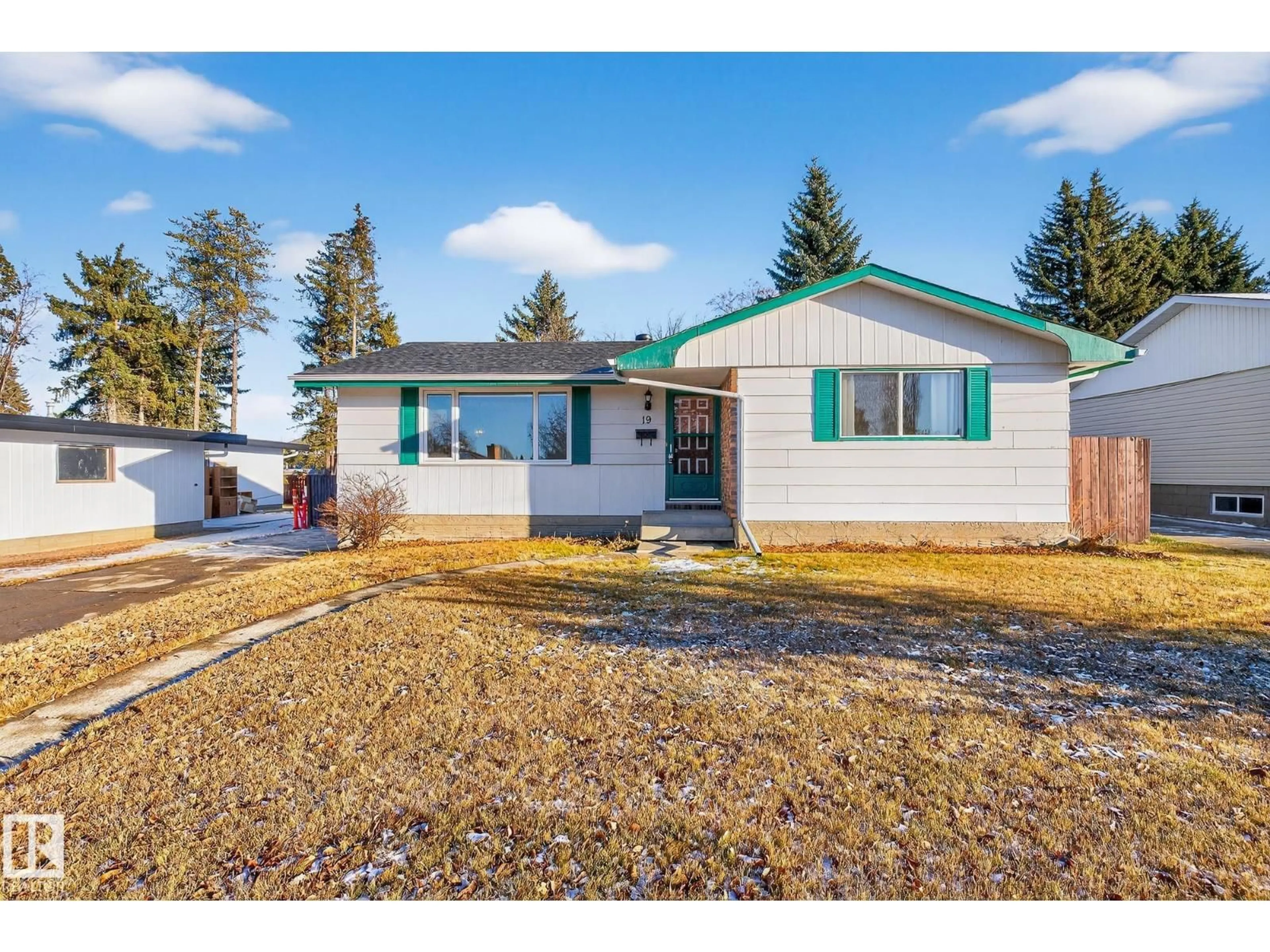 Home with vinyl exterior material, street for 19 GRANT AV, Sherwood Park Alberta T8A3B7
