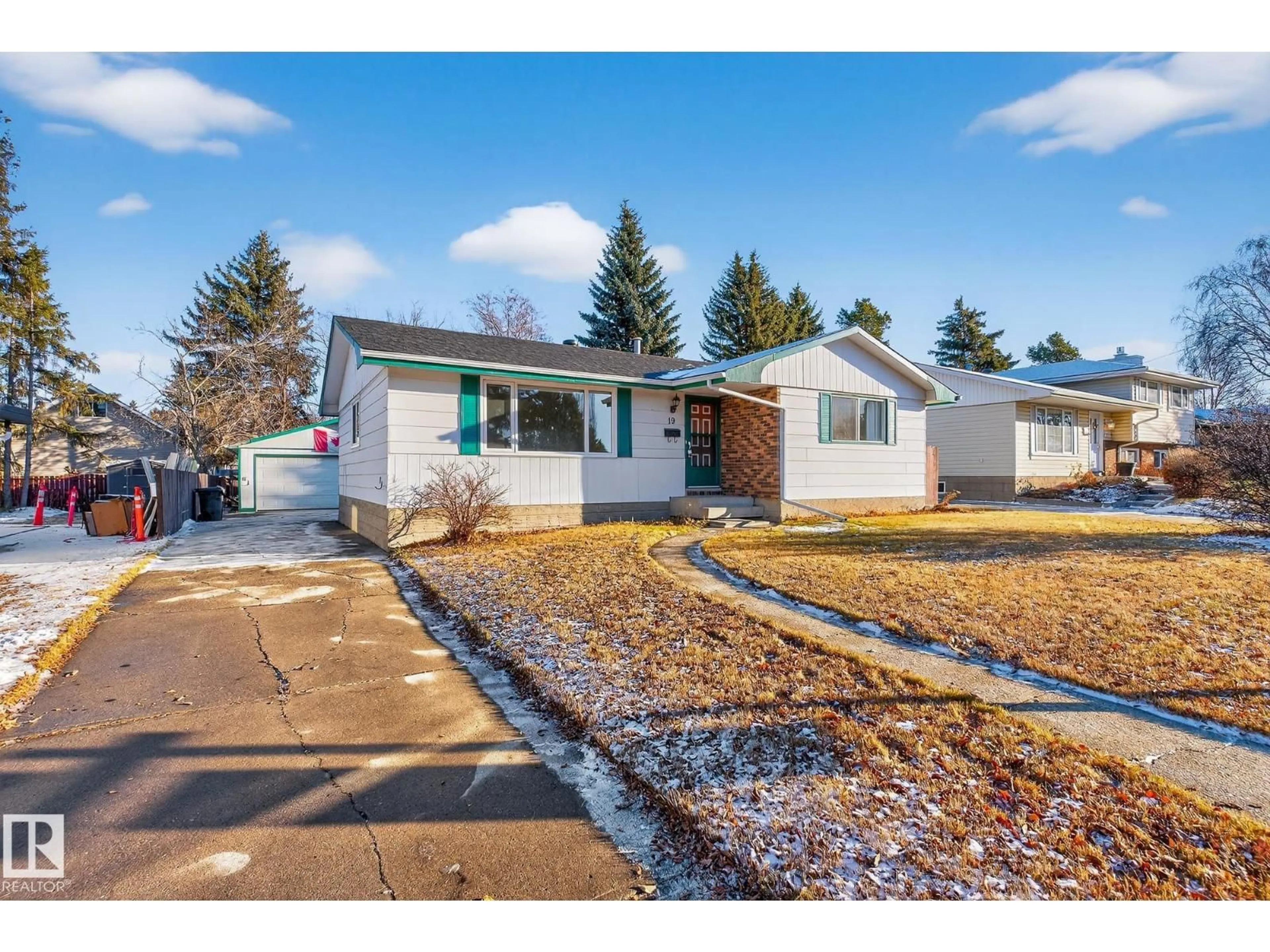 Home with vinyl exterior material, street for 19 GRANT AV, Sherwood Park Alberta T8A3B7