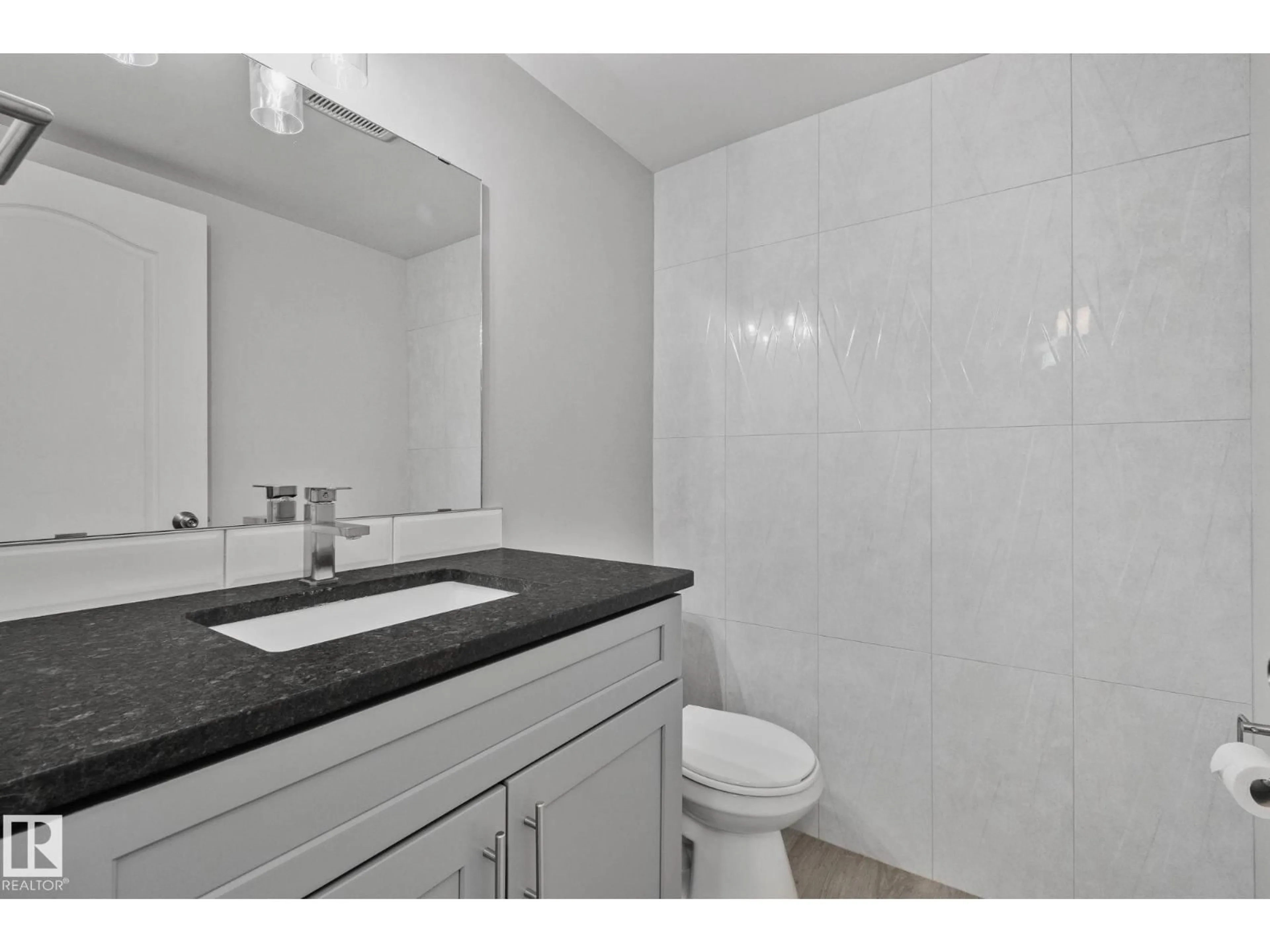 Standard bathroom, ceramic/tile floor for 586 LAKEWOOD RD, Edmonton Alberta T6K3Y1
