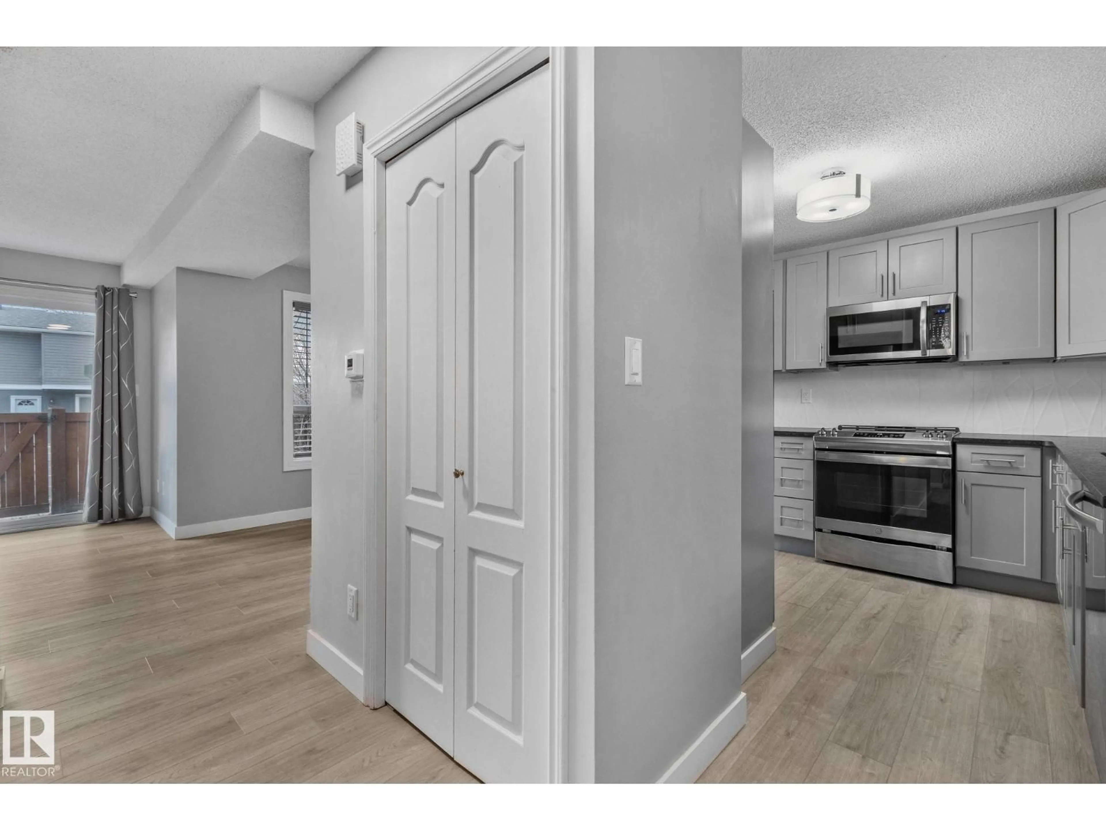 Unknown for 586 LAKEWOOD RD, Edmonton Alberta T6K3Y1