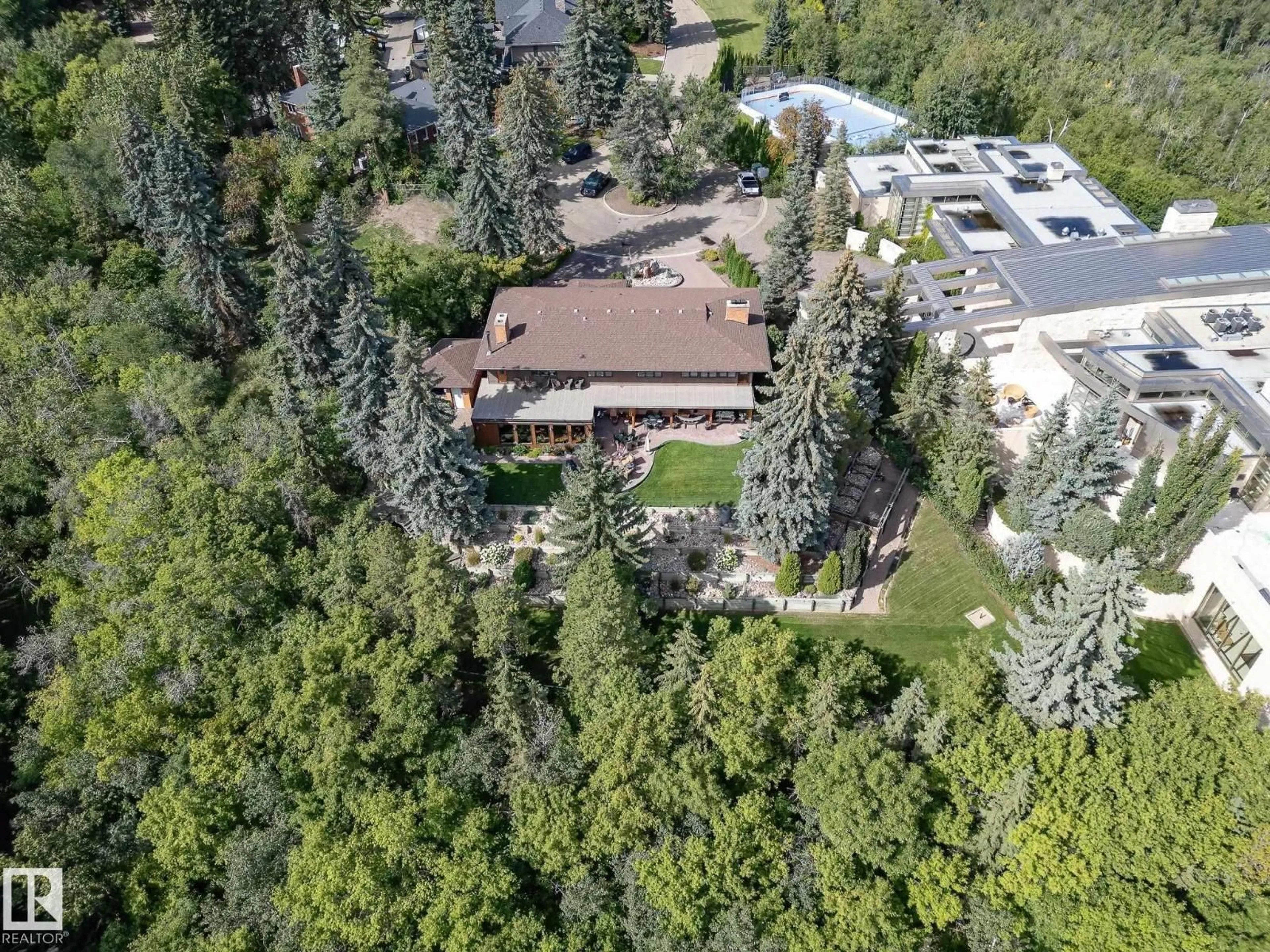 A pic from outside/outdoor area/front of a property/back of a property/a pic from drone, unknown for 8 VALLEYVIEW PT, Edmonton Alberta T5R5T4