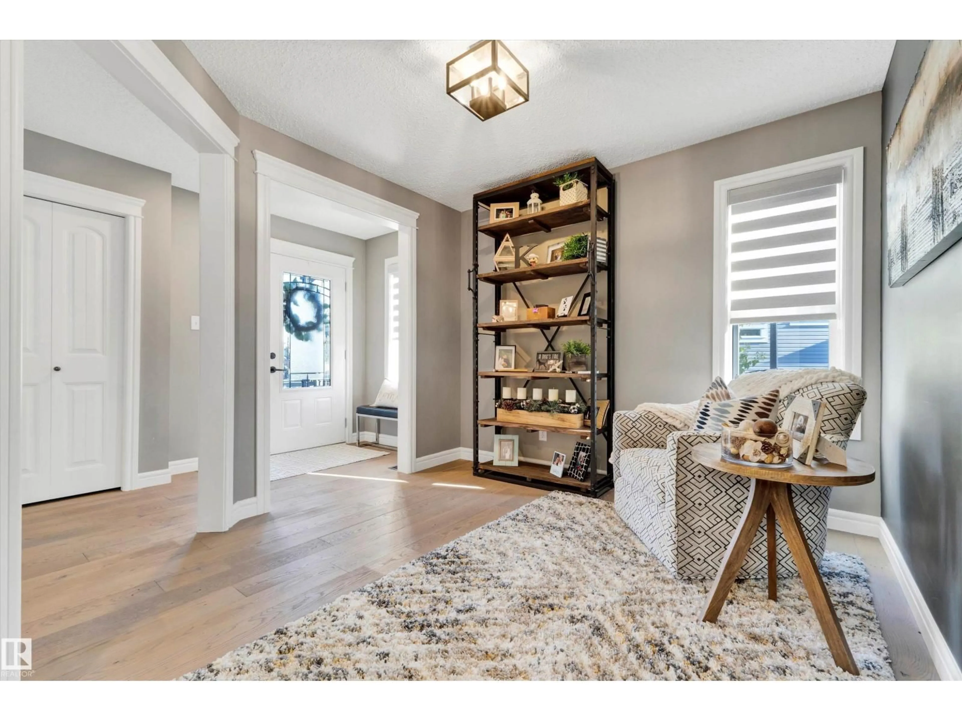 Indoor entryway for 17437 5A AV SW, Edmonton Alberta T6W2E3