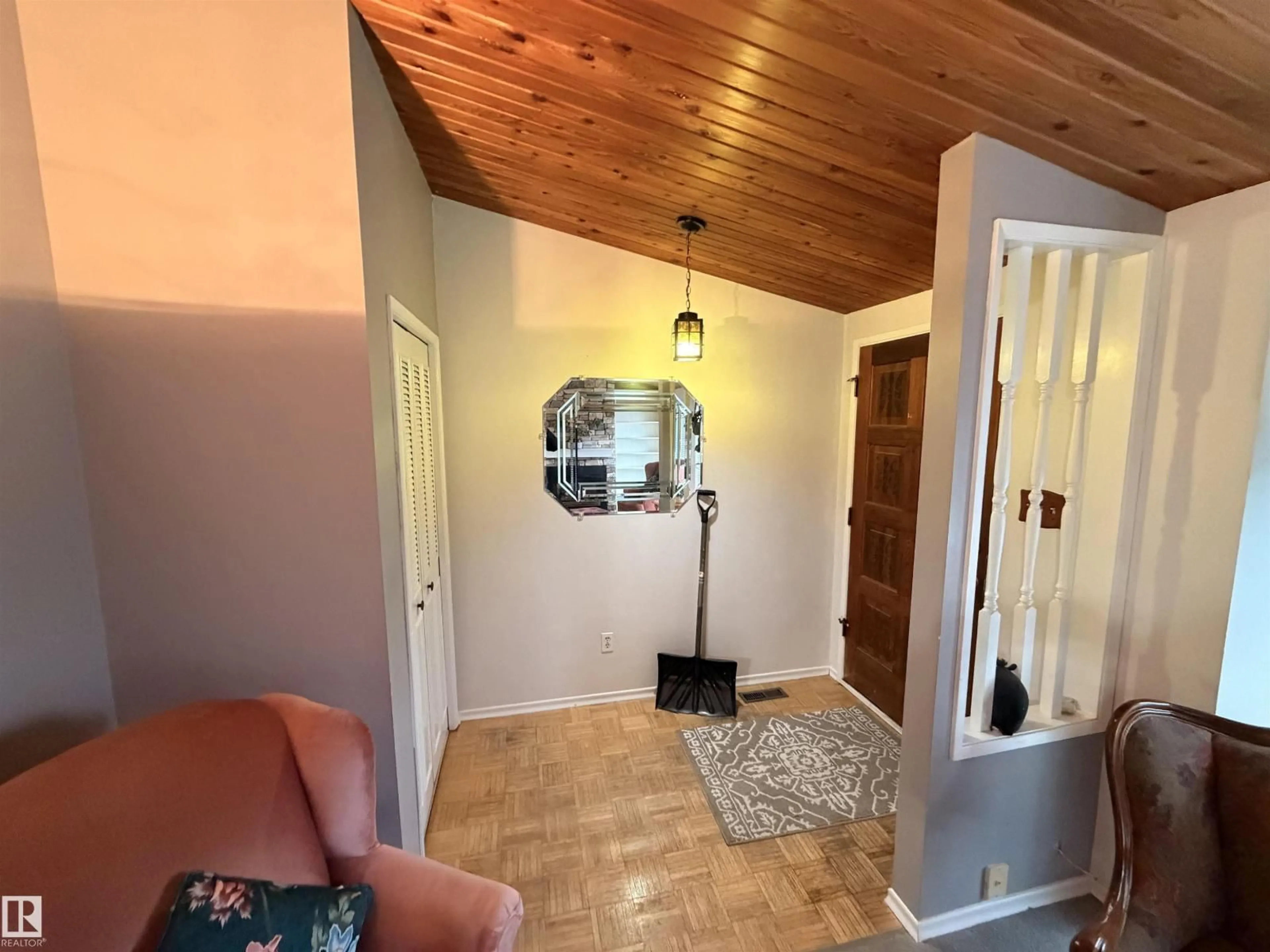 Indoor entryway for 10538 151 ST, Edmonton Alberta T5P1V3