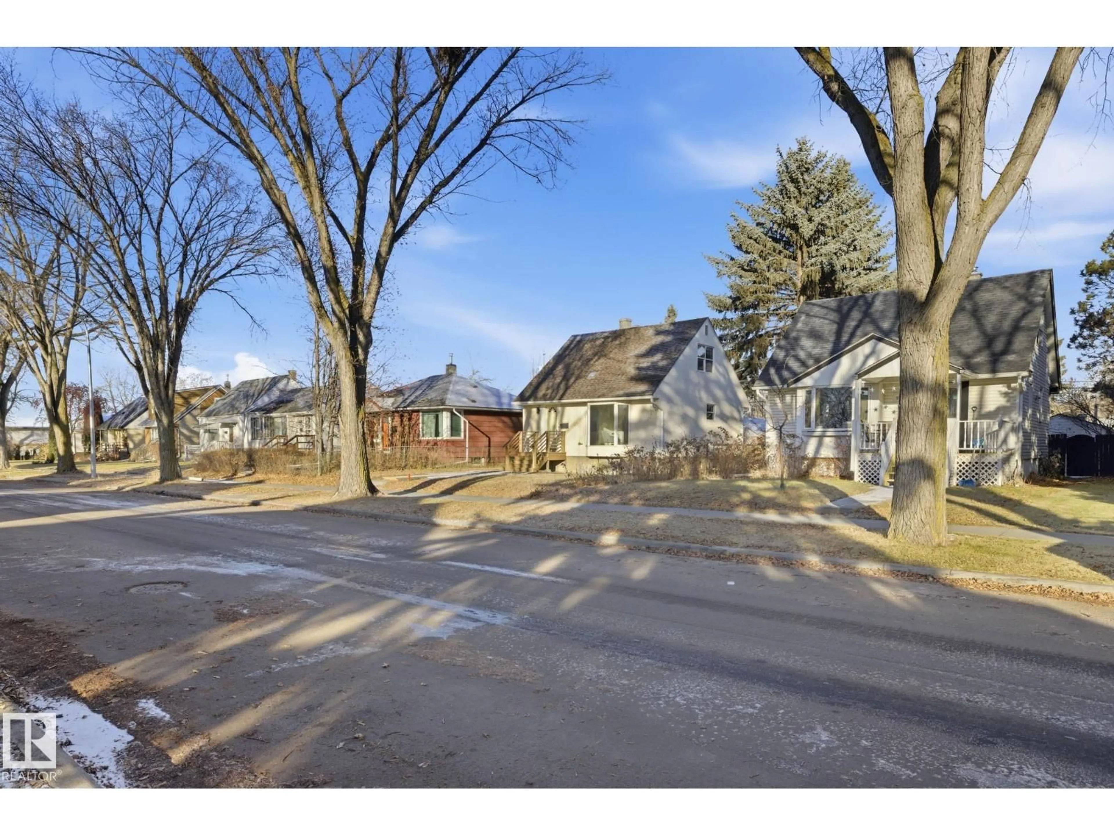 A pic from outside/outdoor area/front of a property/back of a property/a pic from drone, street for NW - 9734 71 AV, Edmonton Alberta T6E0W6