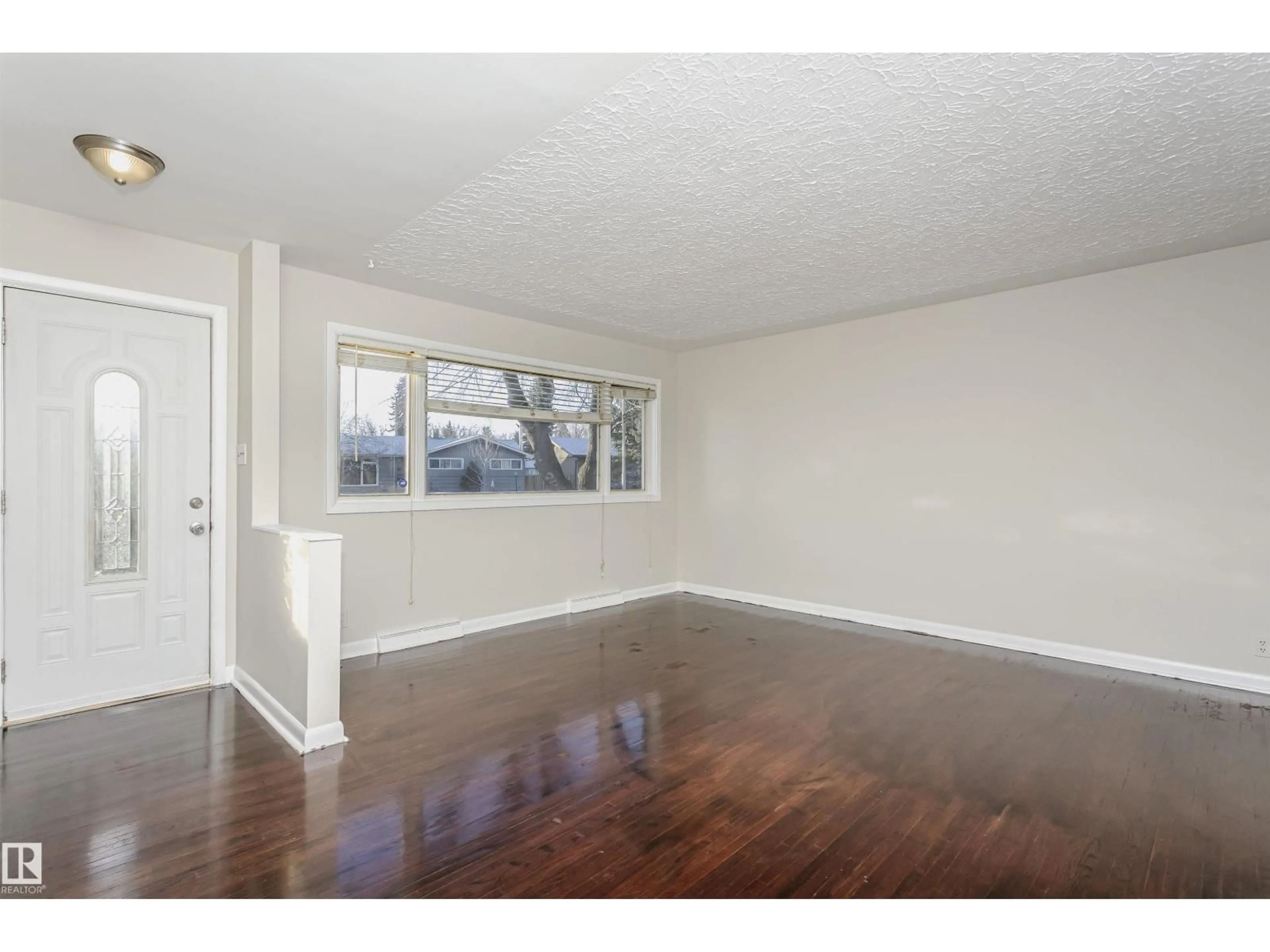 A pic of a room for 15702 92A AV, Edmonton Alberta T5R5E9