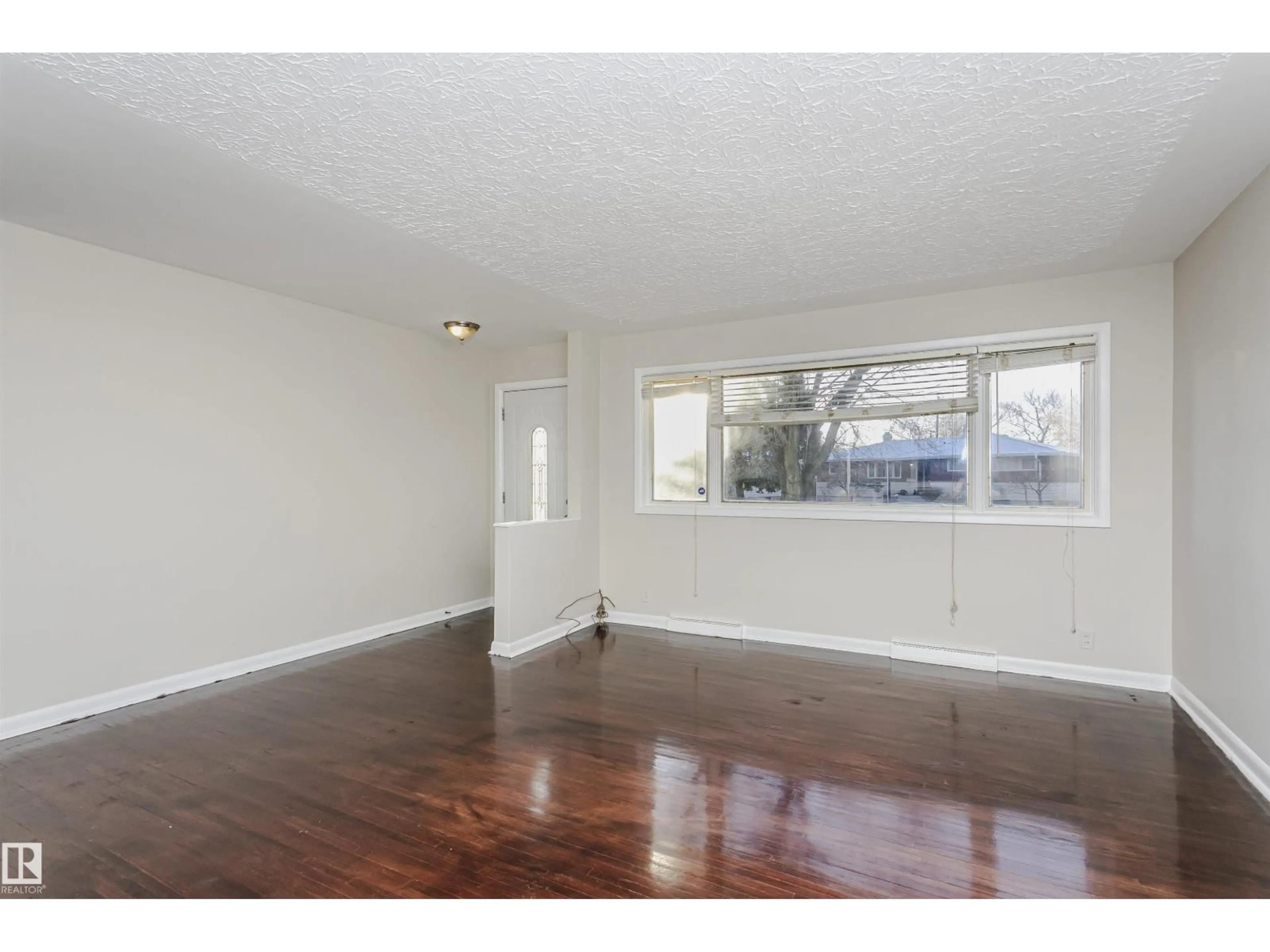 A pic of a room for 15702 92A AV, Edmonton Alberta T5R5E9