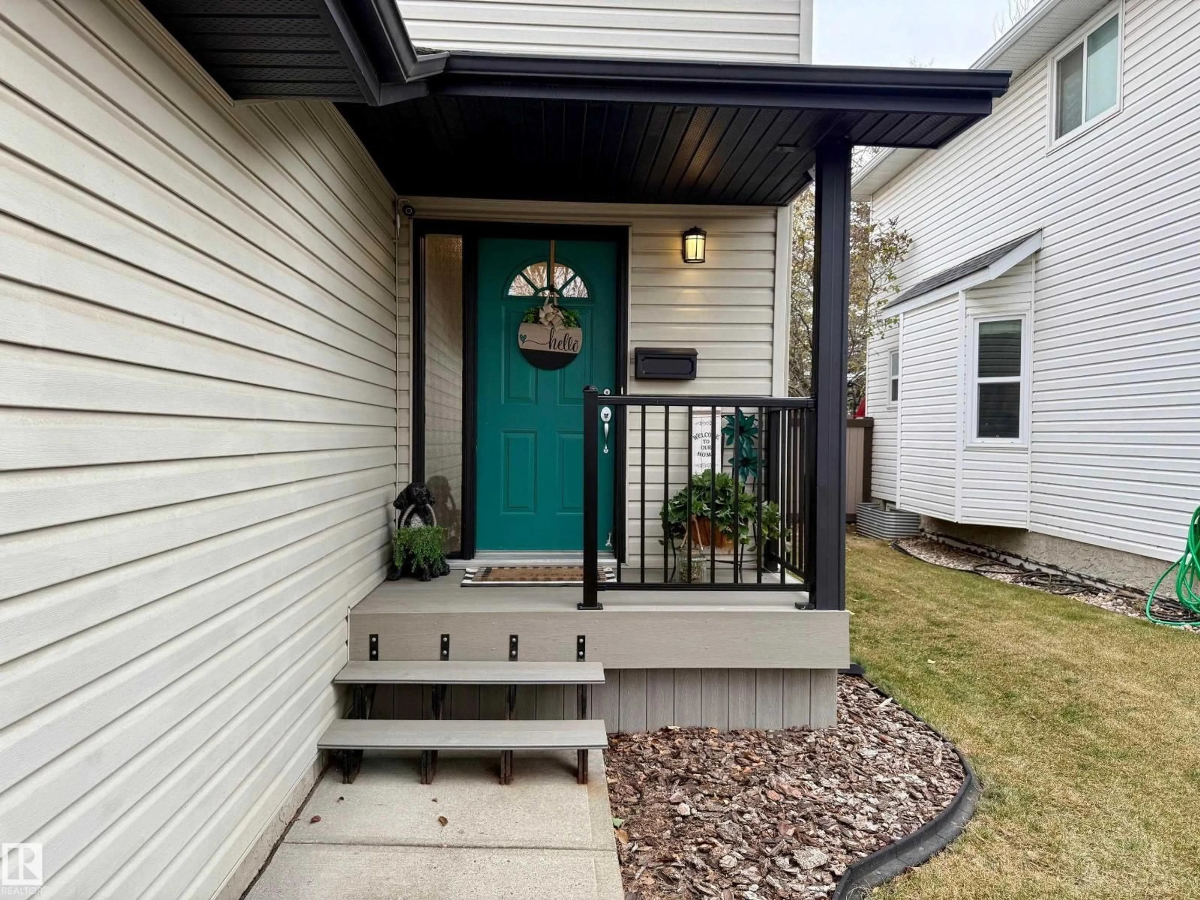 Indoor entryway for 4118 29 ST, Edmonton Alberta T6T1M5