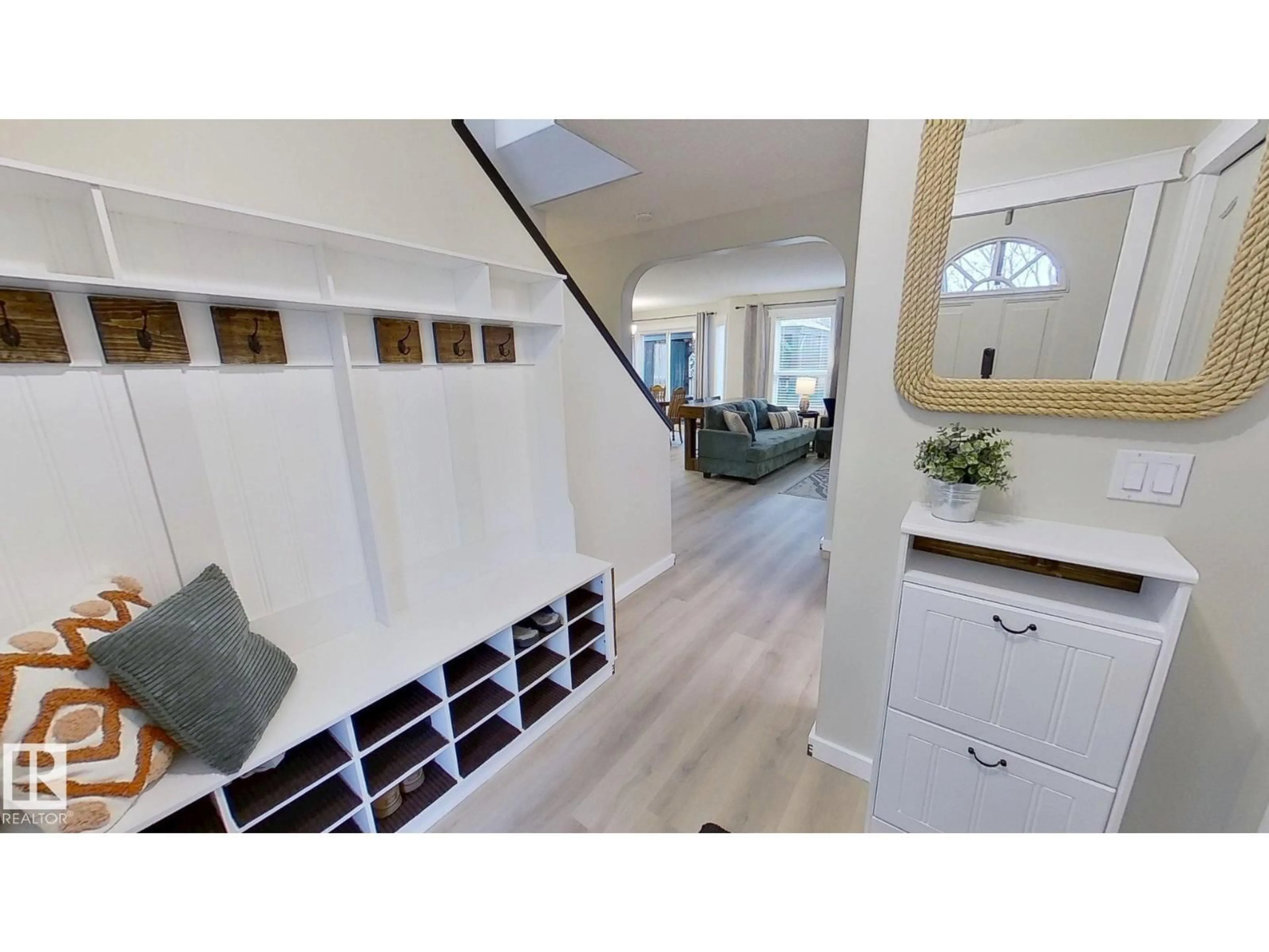 Indoor entryway for 4118 29 ST, Edmonton Alberta T6T1M5