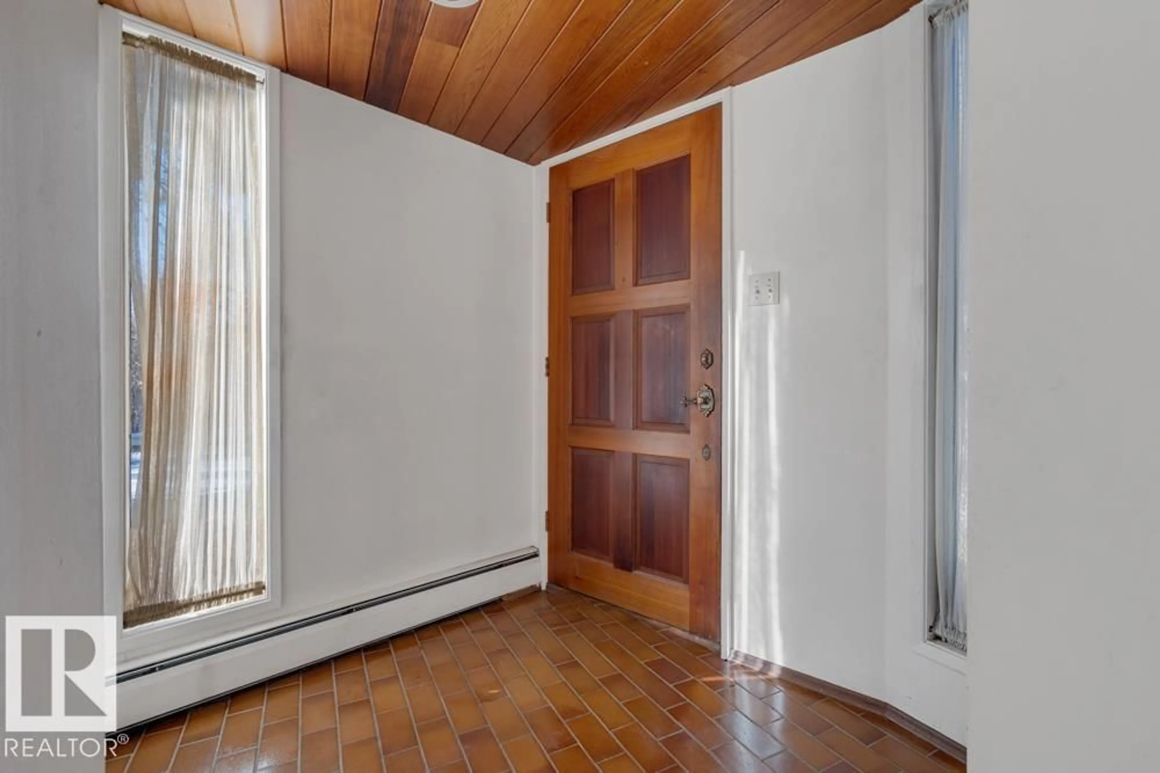 Indoor foyer for 11109 70 ST, Edmonton Alberta T5B1S8