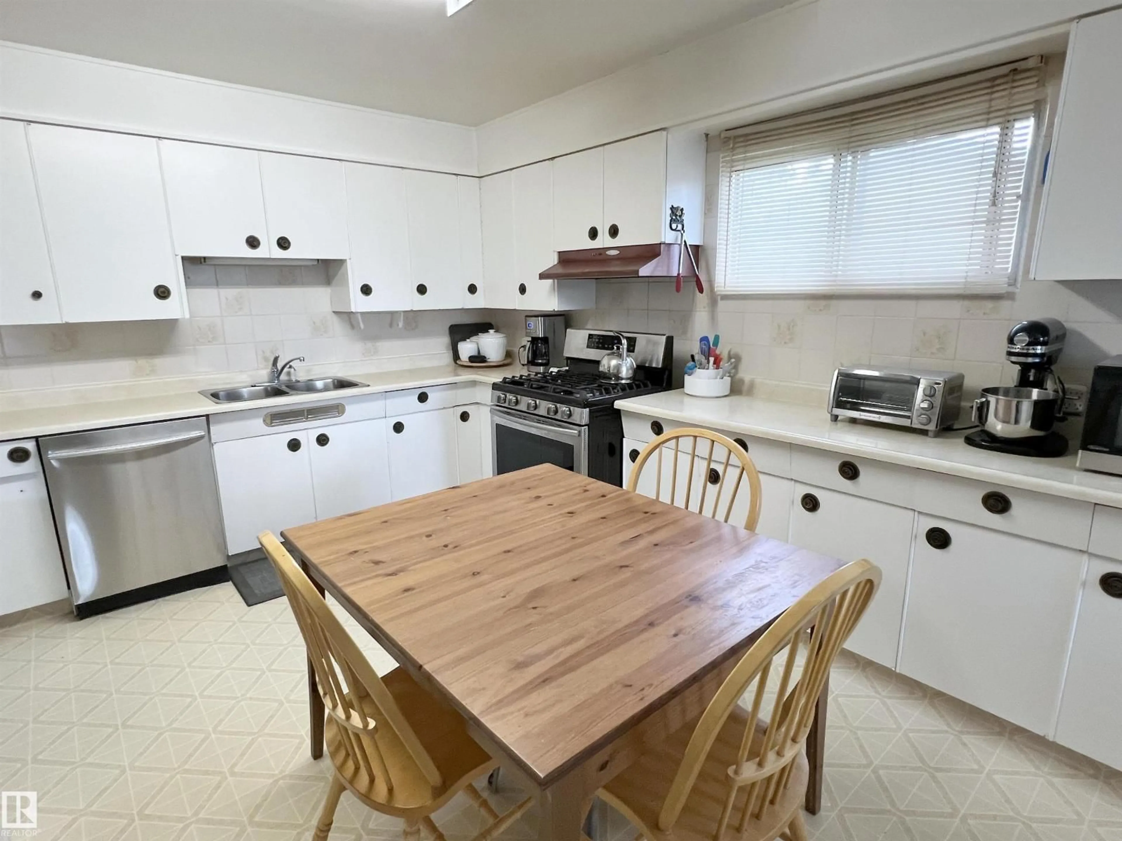 Standard kitchen, unknown for 4944 48 AV, Bon Accord Alberta T0A0K0